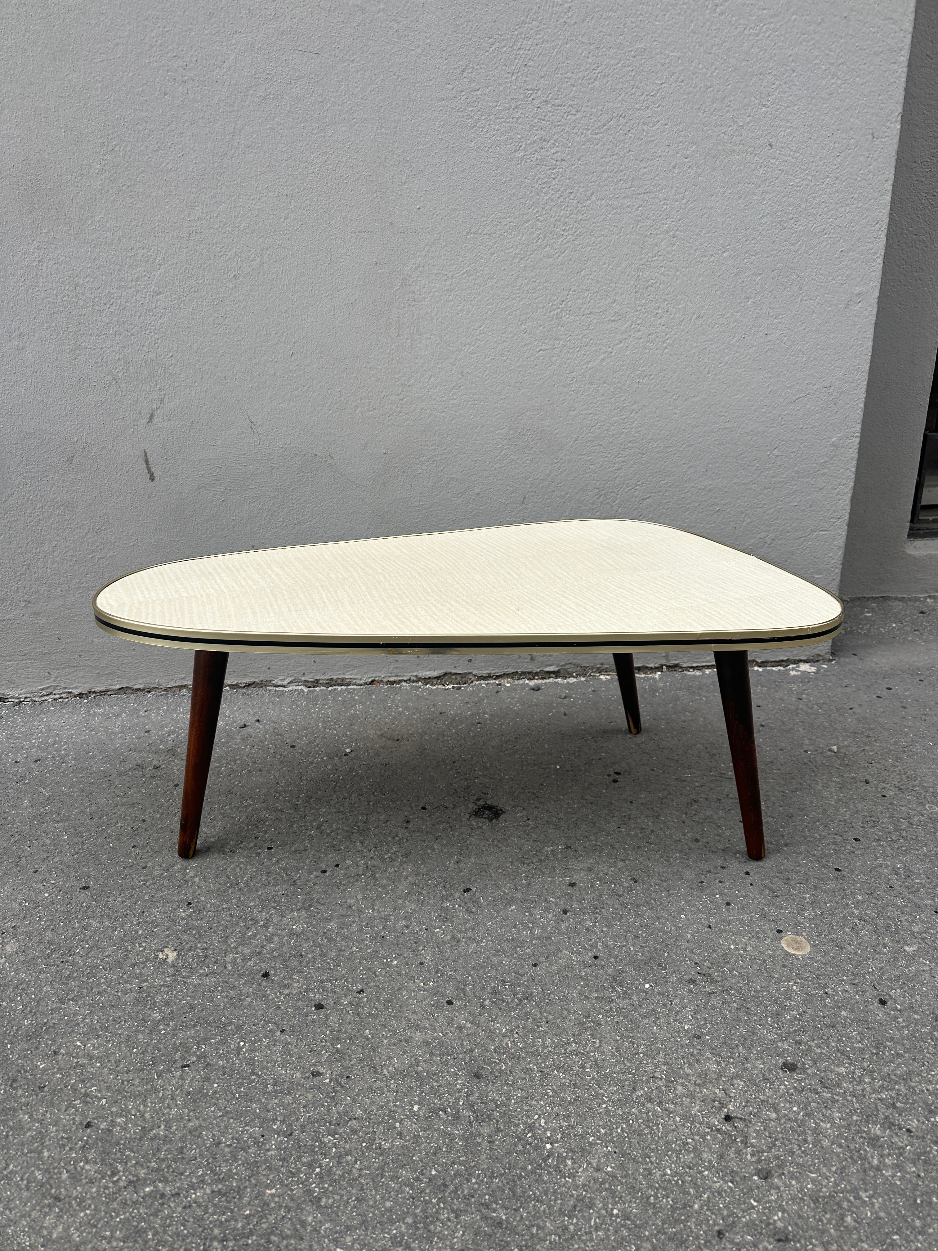 Klassischer Mid Century Nierentisch mit Messingkante um 1950