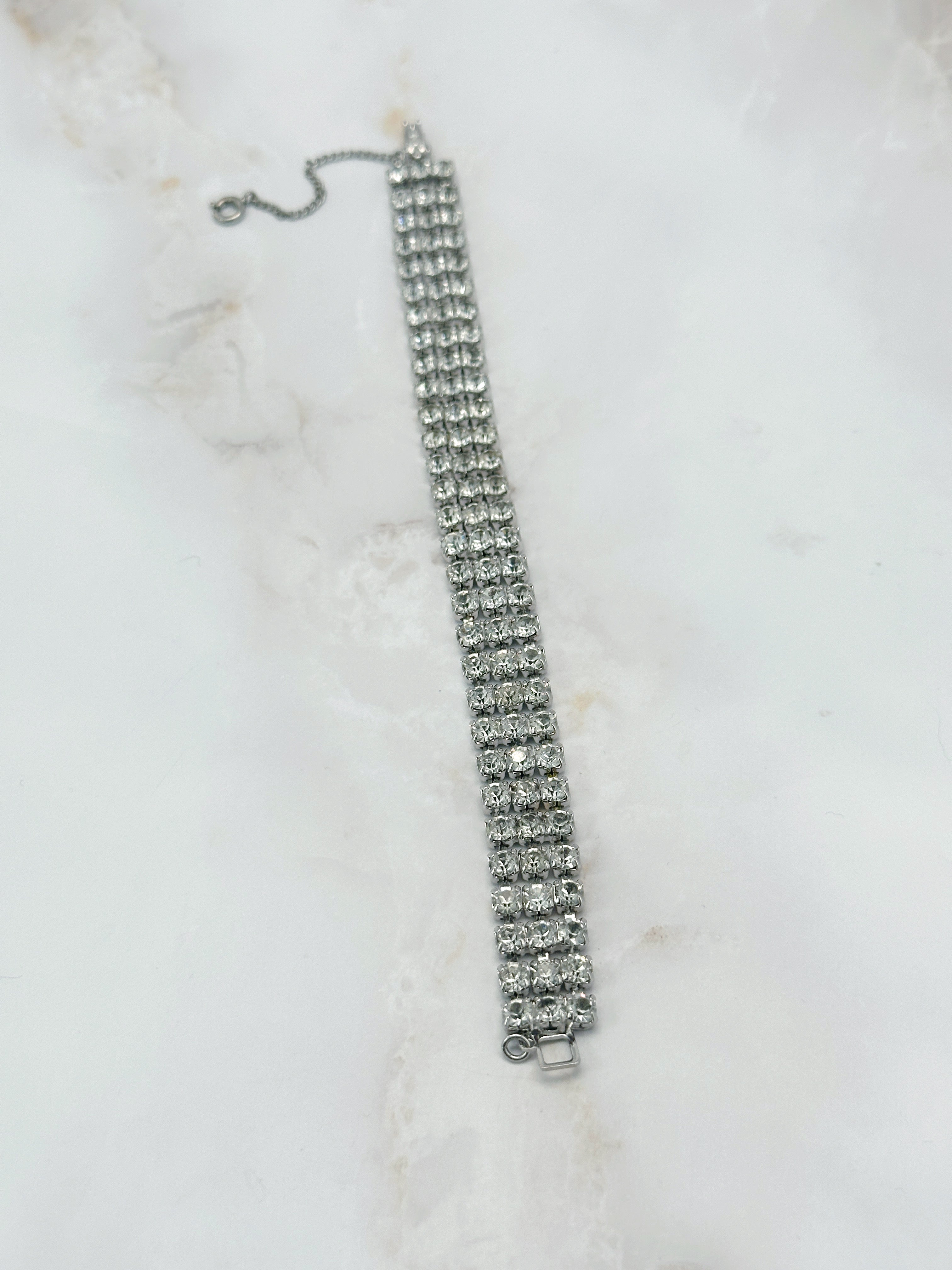 Dreireihiges Vintage Strass-Armband mit Sicherheitskettchen