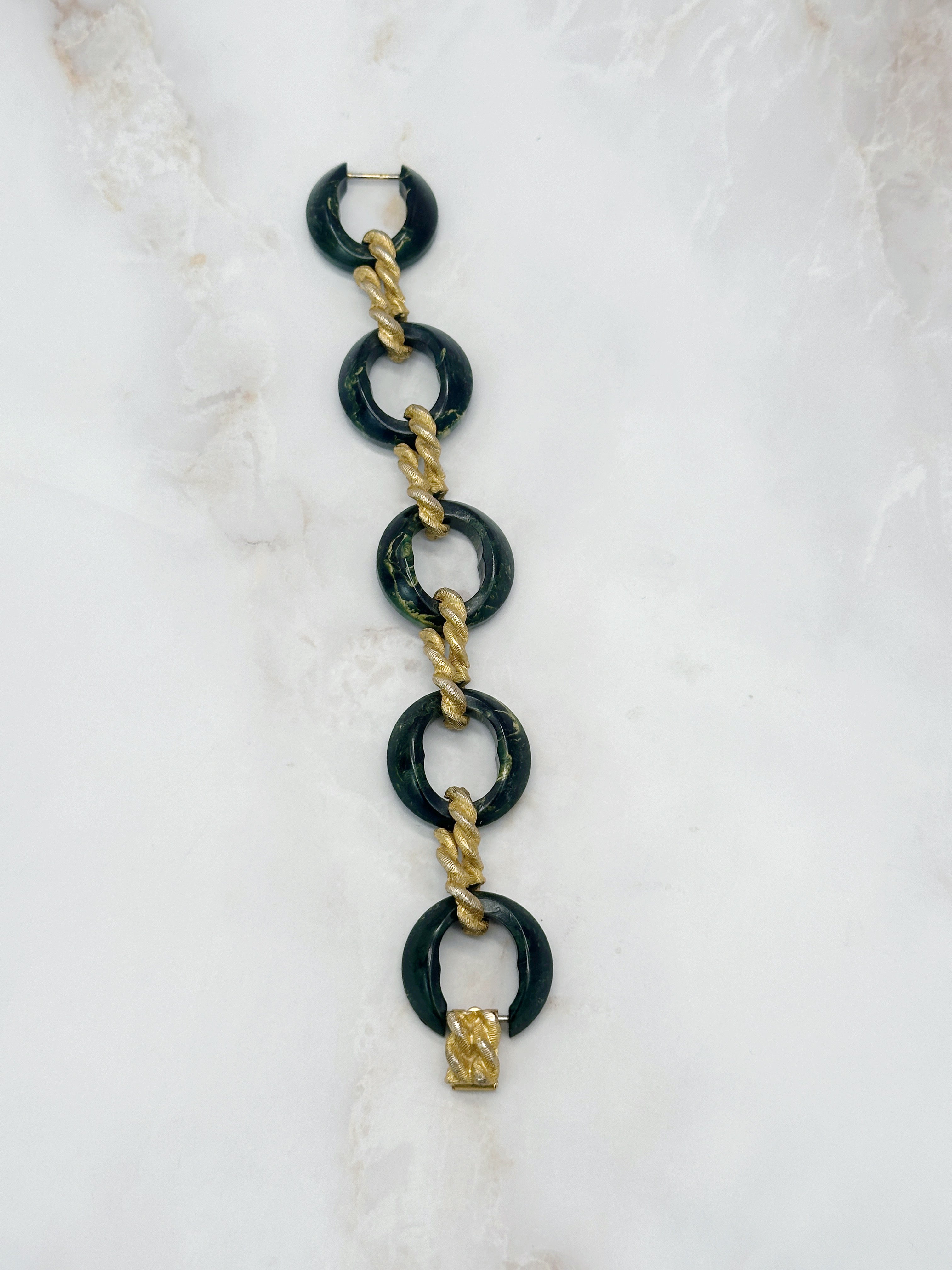 Armband mit dunkelgrünem Bakelit und gedrehten Gold-Elementen