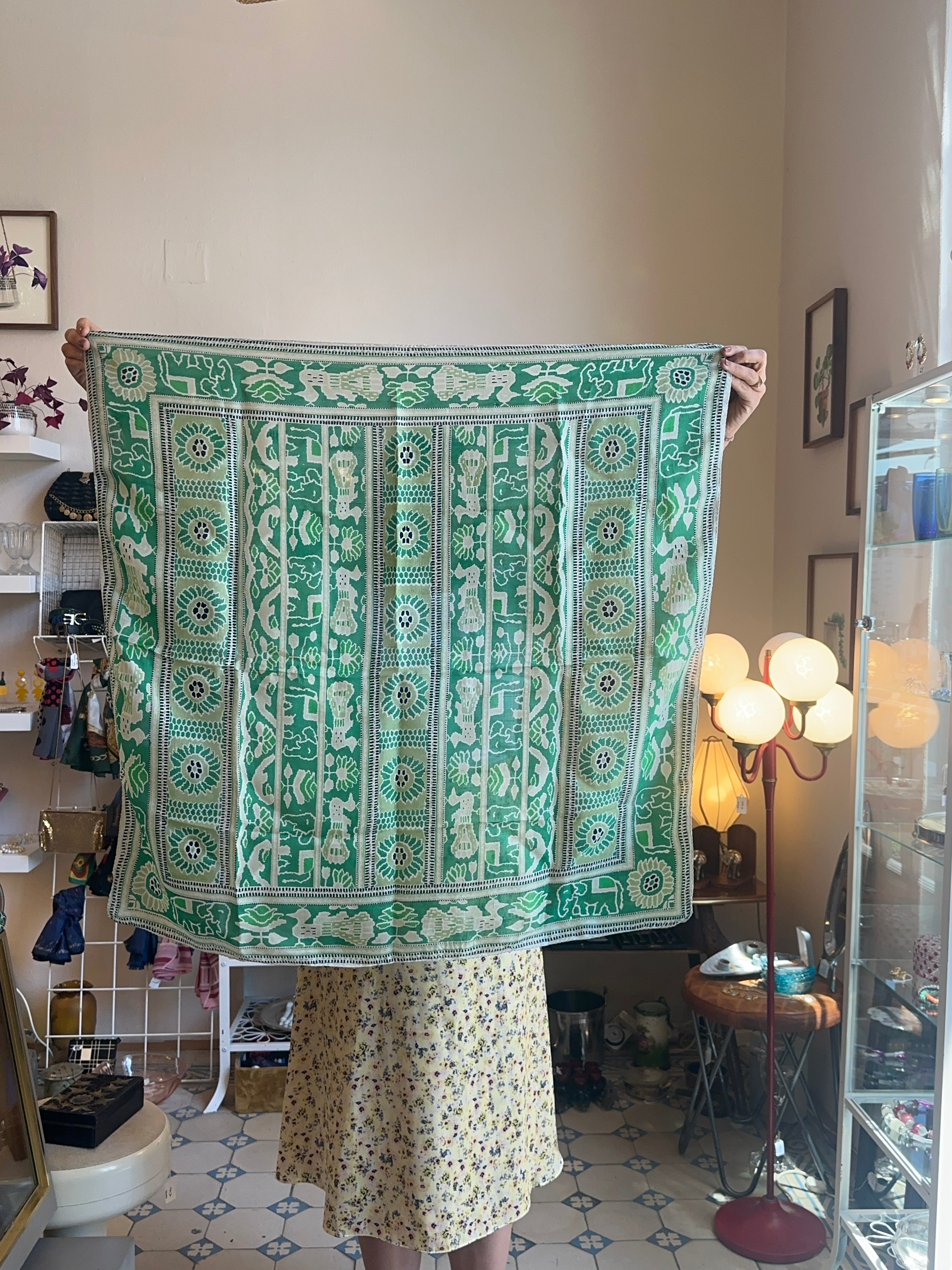 Seidentuch in Grüntönen mit Elefanten- und Blumenmotiv
