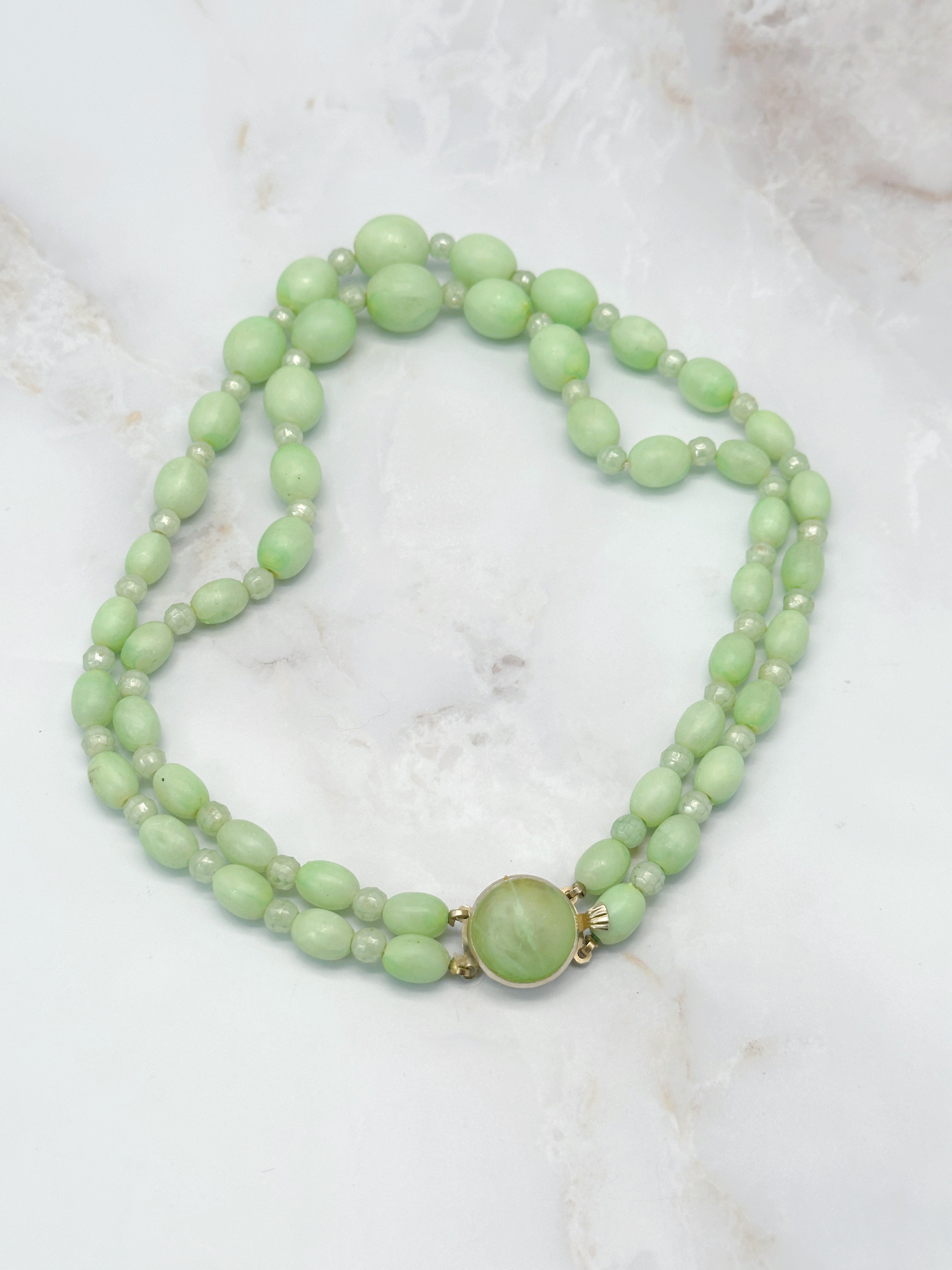 Zweireihige Vintage Halskette mit hellgrünen Kunstperlen im Verlauf um 1950