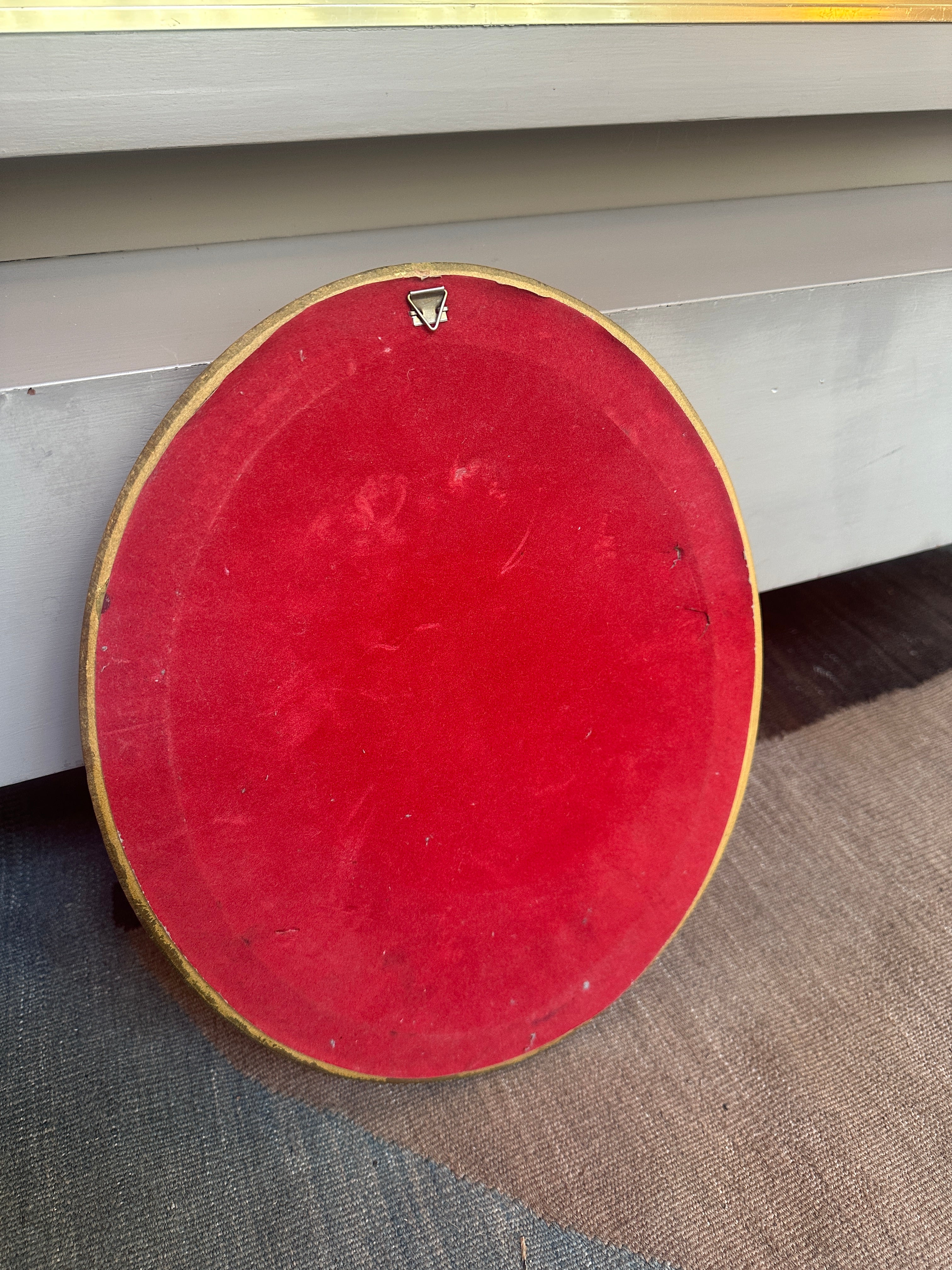 Ovaler Vintage Spiegel mit goldenem Rahmen