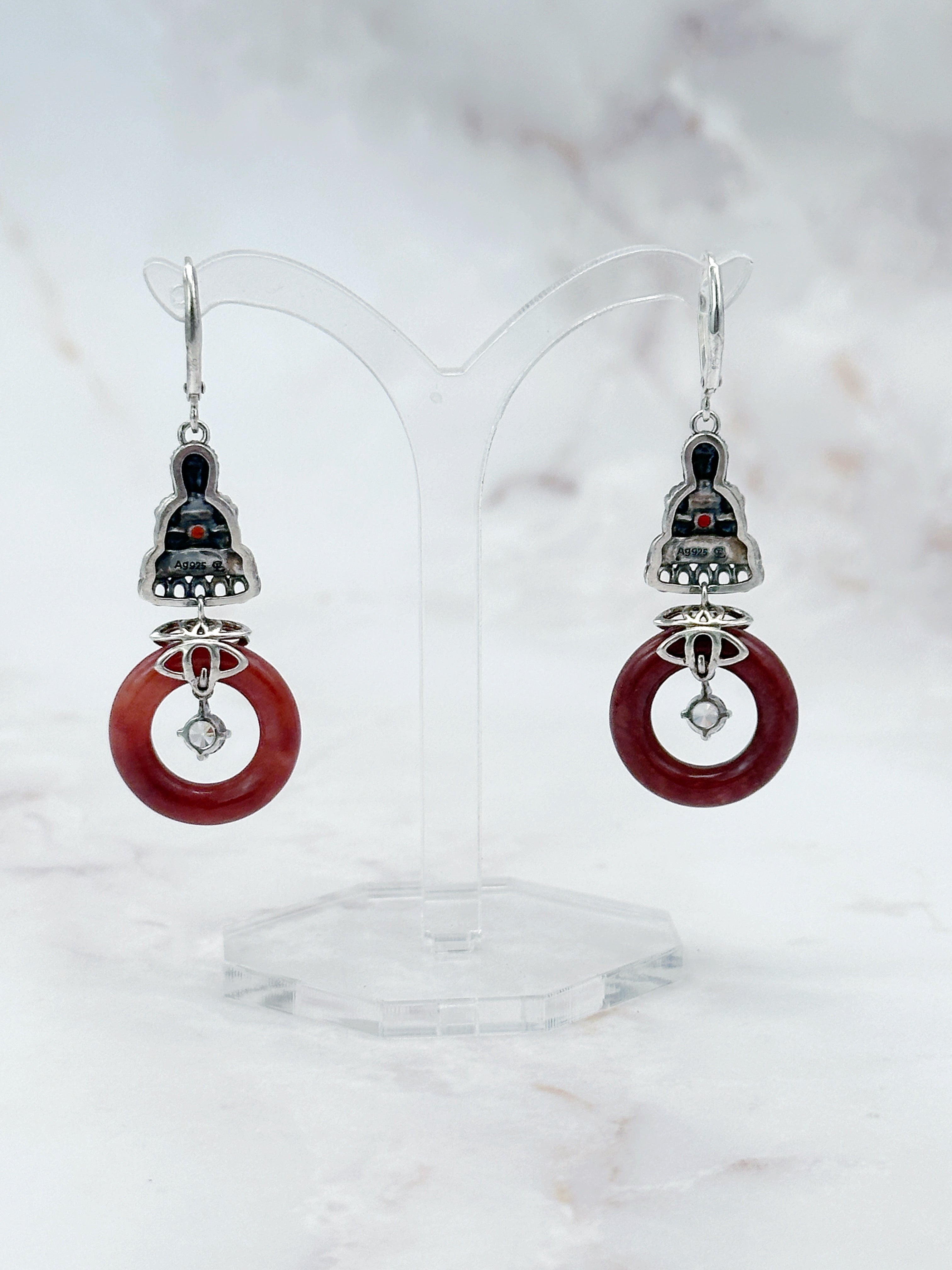 Ohrgehänge aus 925 Silber mit Buddha-Motiv und roter Jade
