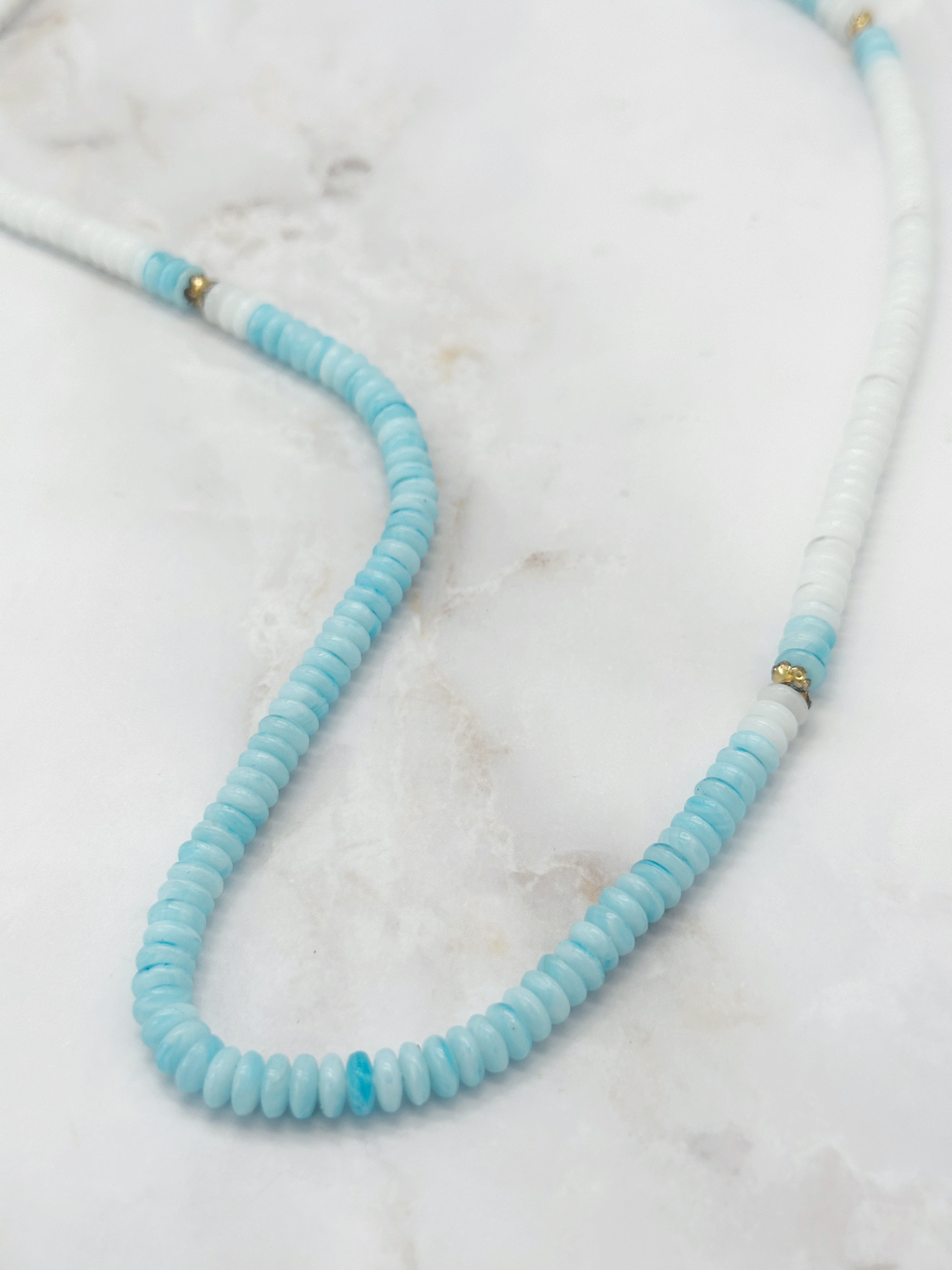 Vintage Halskette mit hellblauen und weißen Glasscheiben