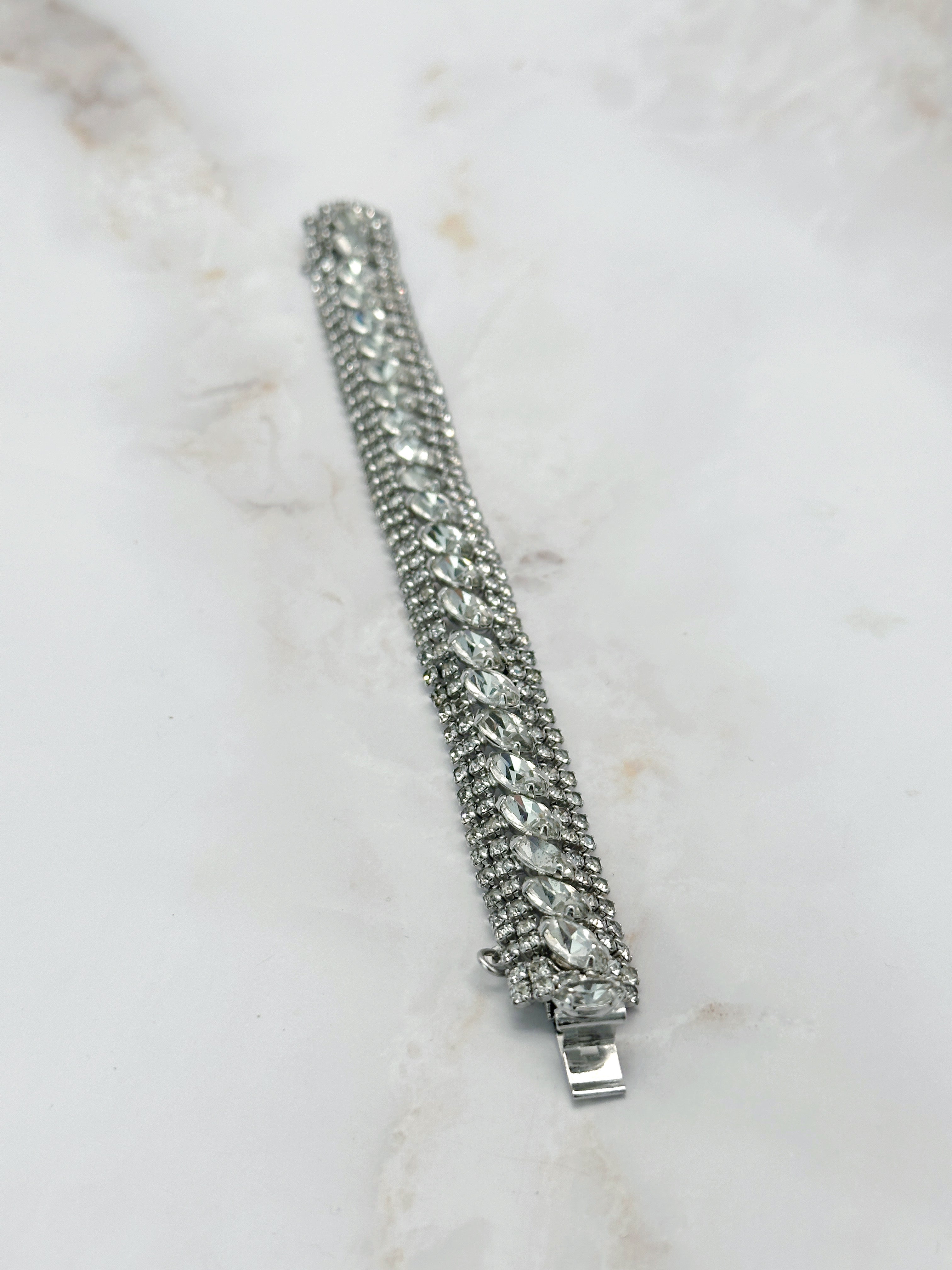 Funkelndes Vintage Strass-Armband mit Navette-Steinen & dekorativem Verschluss