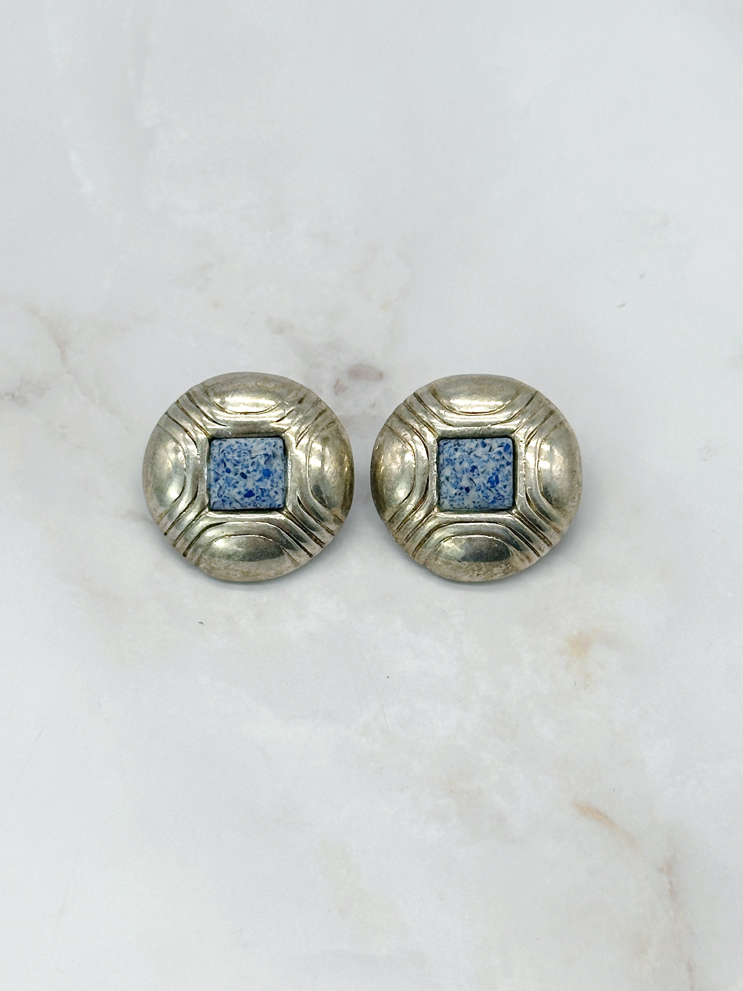 Silberfarbene Ohrclips mit eckigem blauem Mittelstein