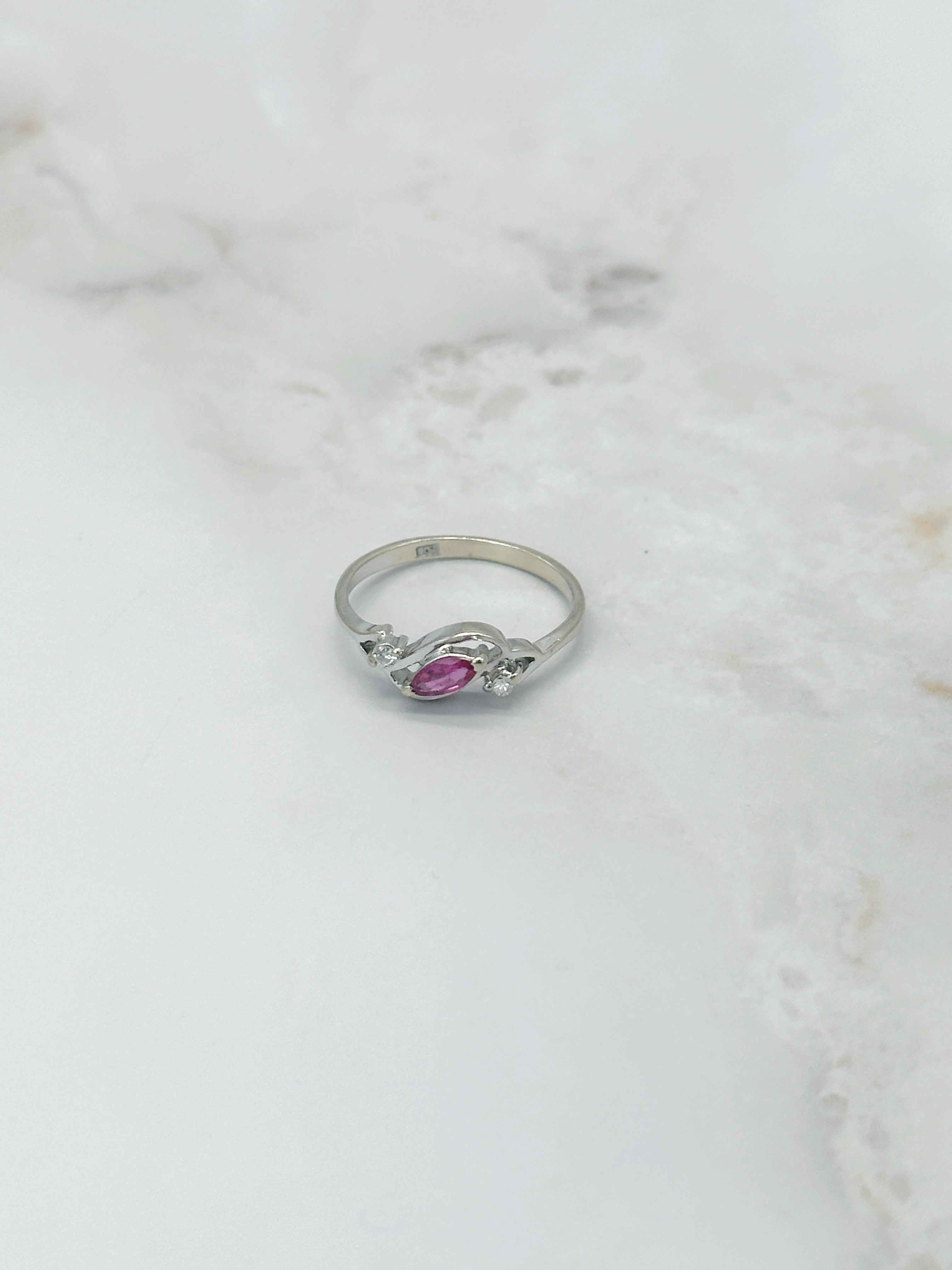 Zarter Vintage Ring in 585 Weißgold mit Rubin und Diamanten