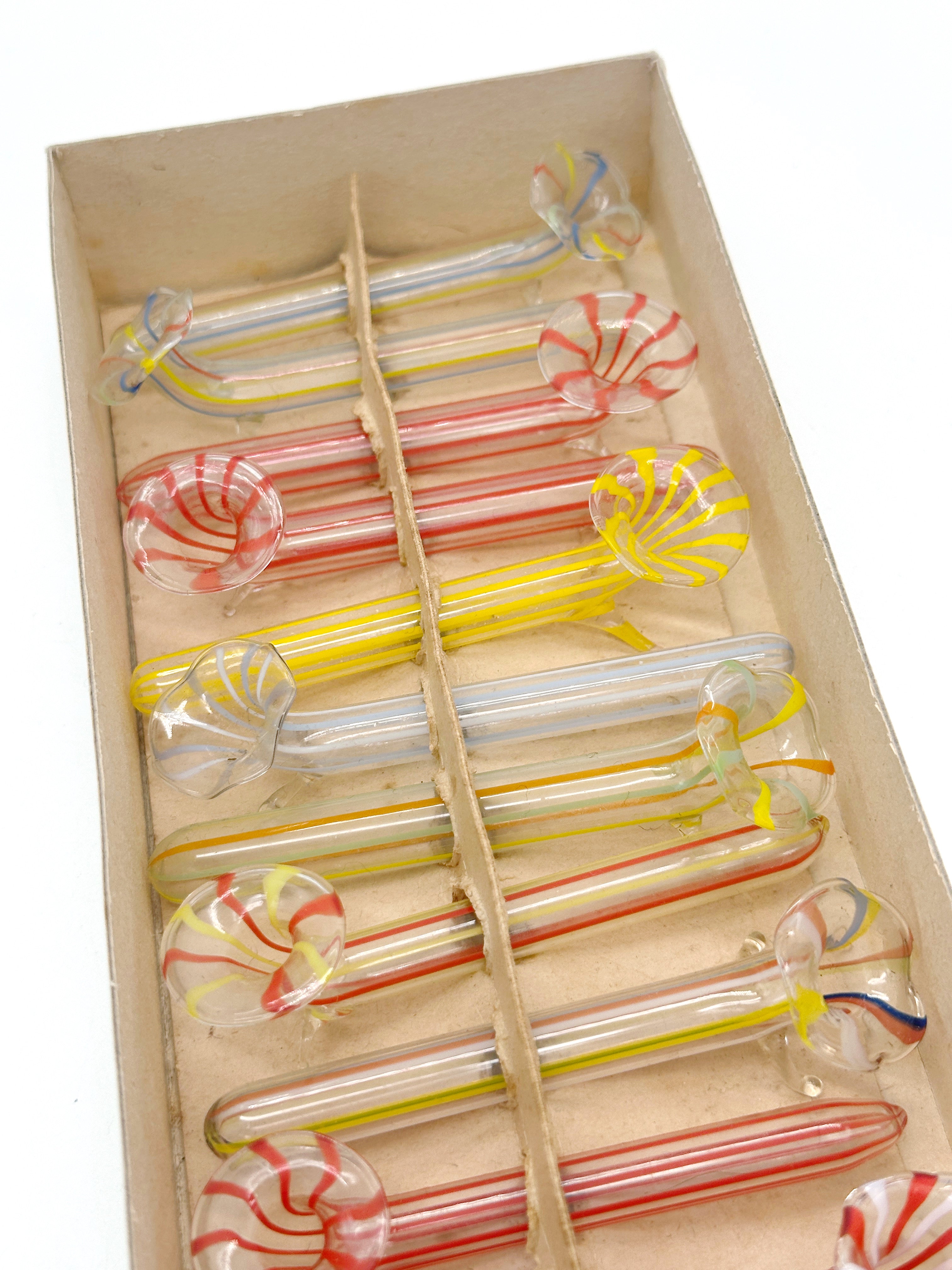 12 antike Bimini Glas-Tischvasen und Messerbänkchen im Set