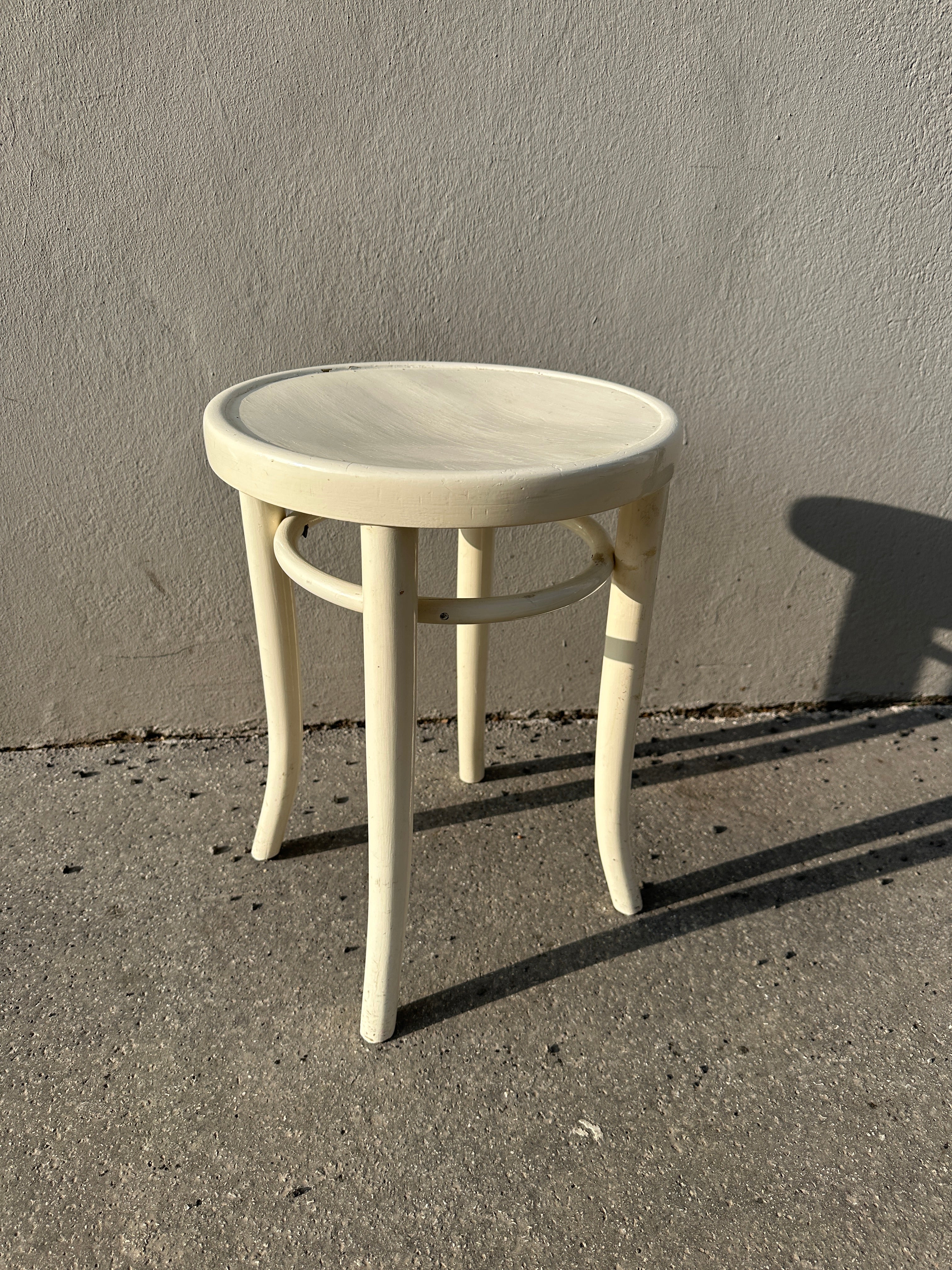 Weiß lackierter Thonet Bugholz Hocker