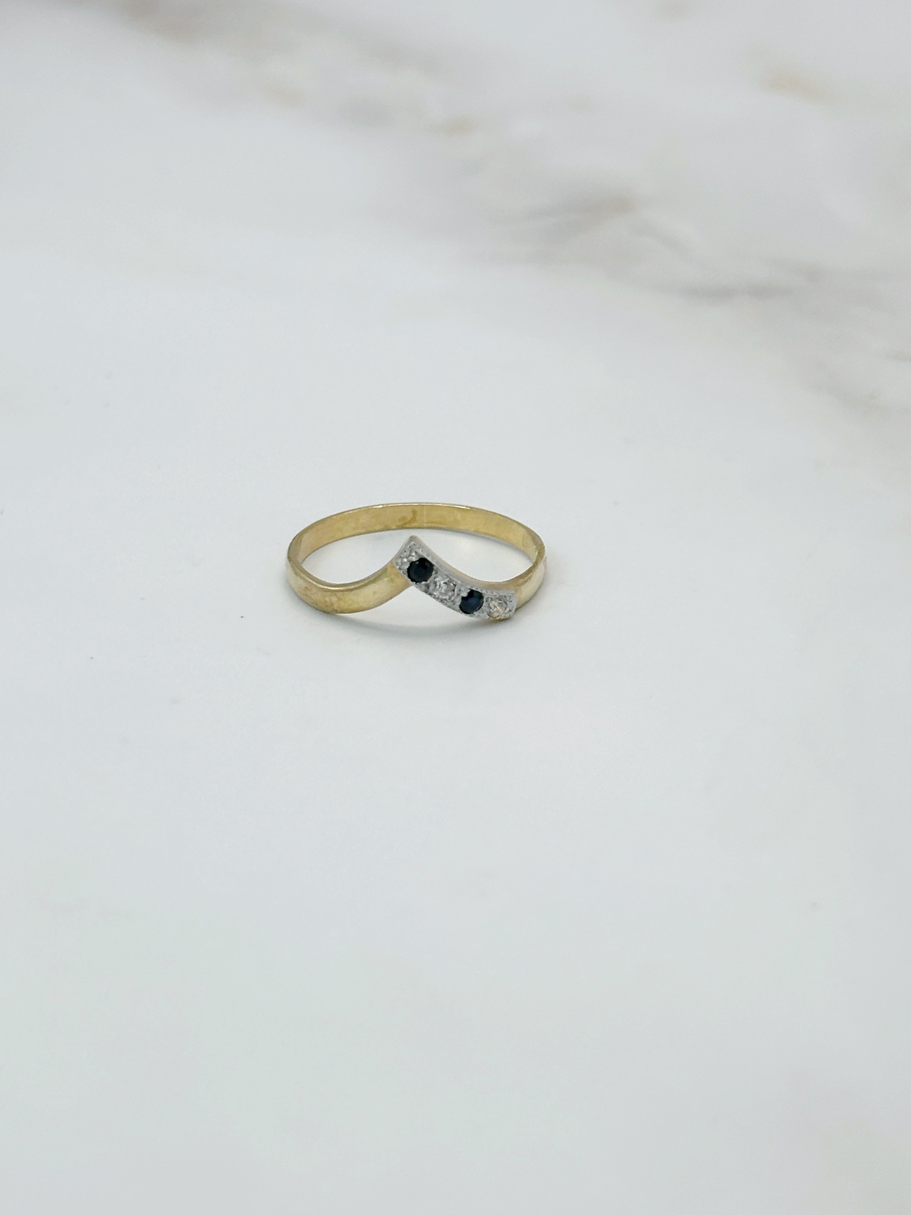 V-Ring in 750 Gelbgold mit Saphiren und Zirkonia