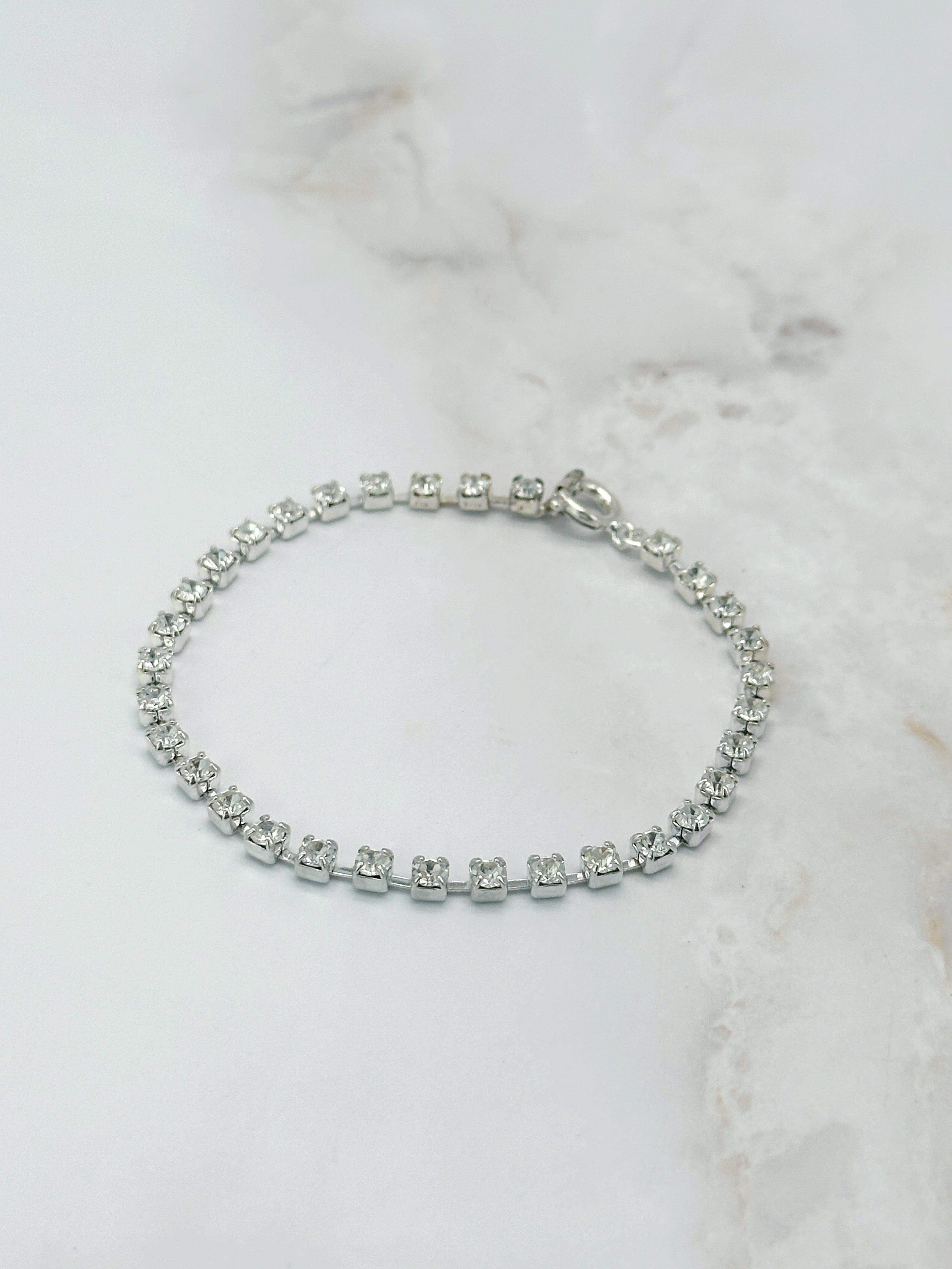 Silberfarbenes Tennisarmband mit Strass