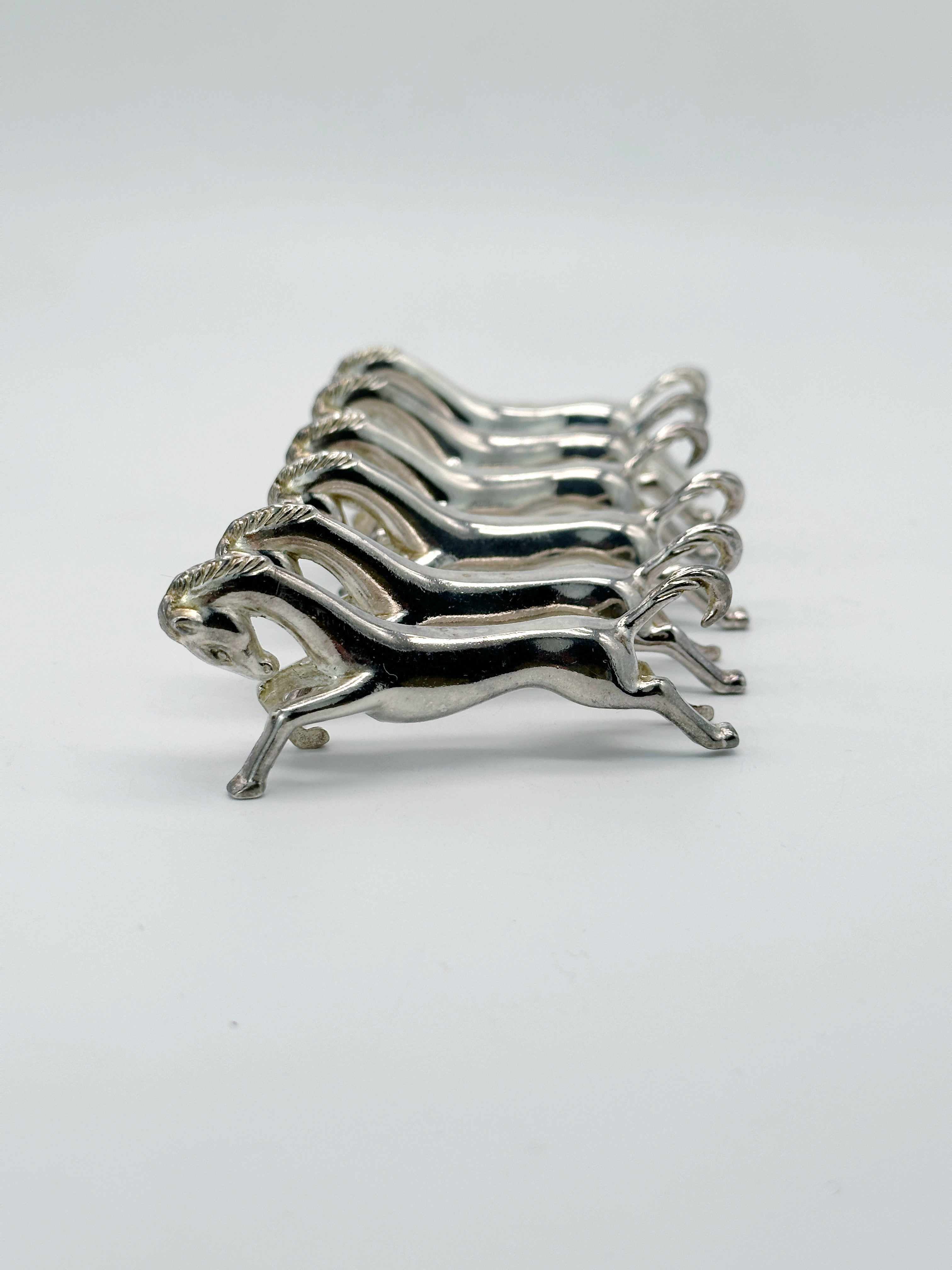 Set aus 6 versilberten Messerbänkchen Pferd