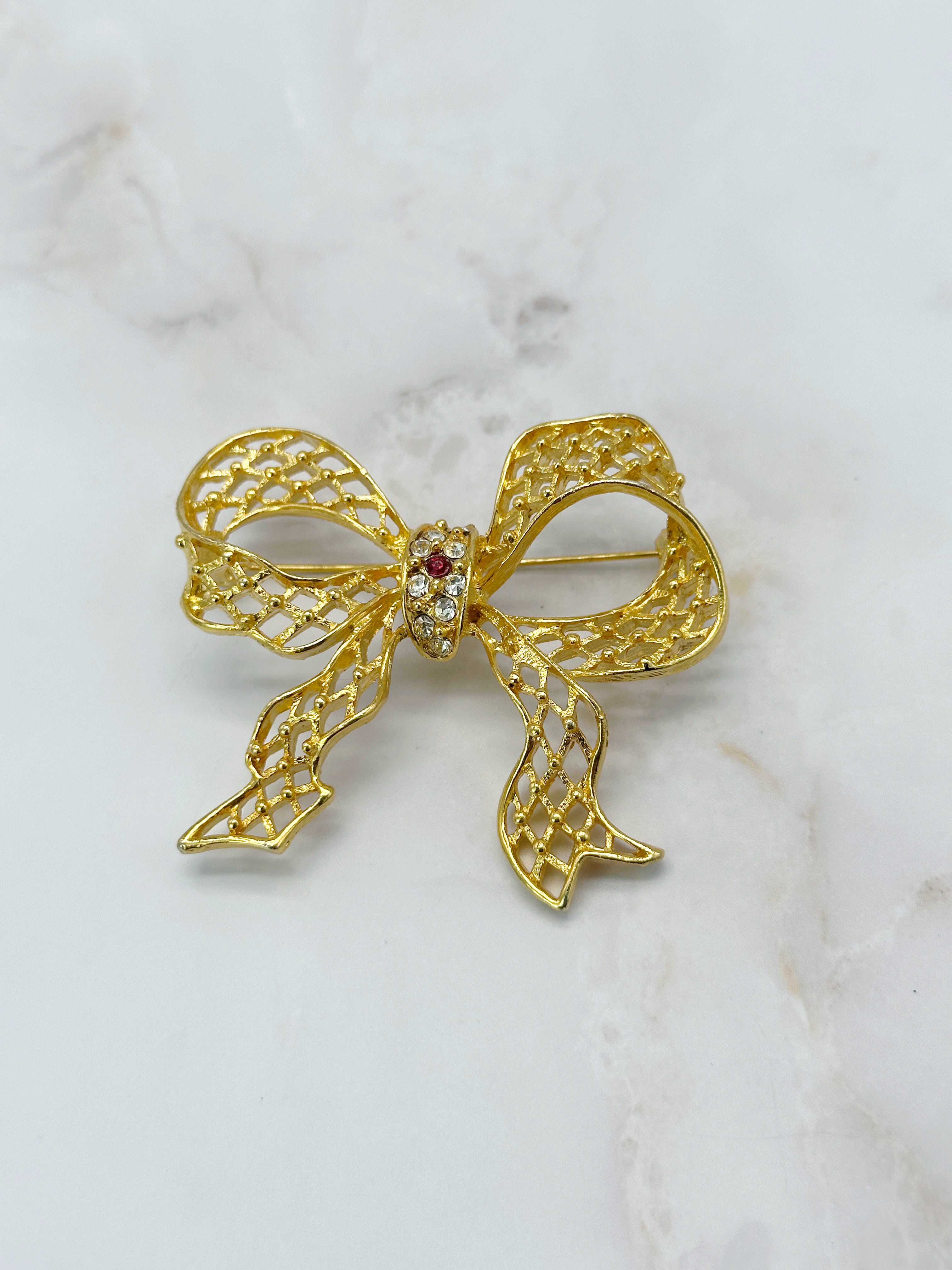 Vergoldete Vintage Statement Brosche in Schleifenform mit rotem und klarem Strass