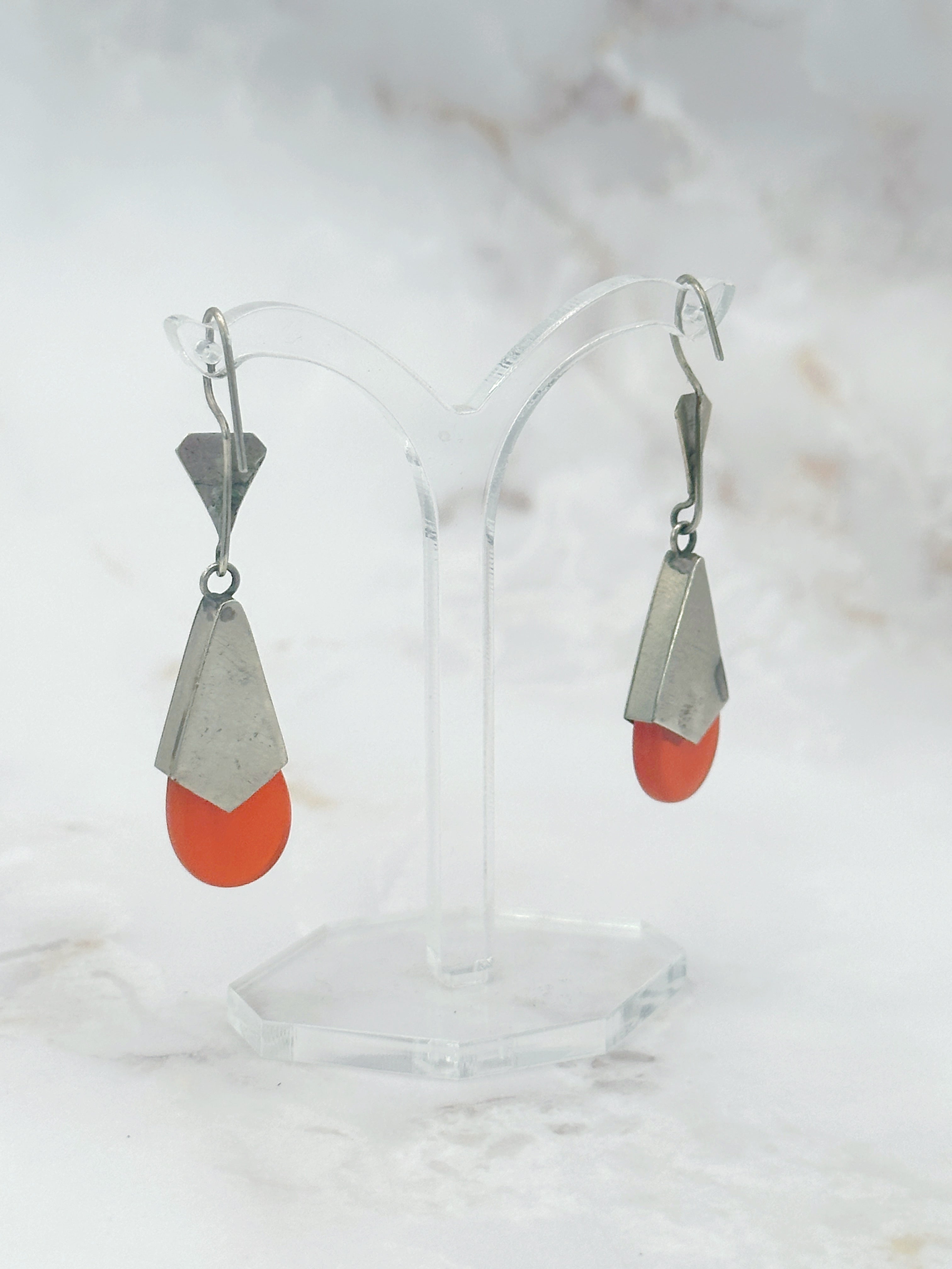 Ohrgehänge mit orangem Resin und versilbertem Metall