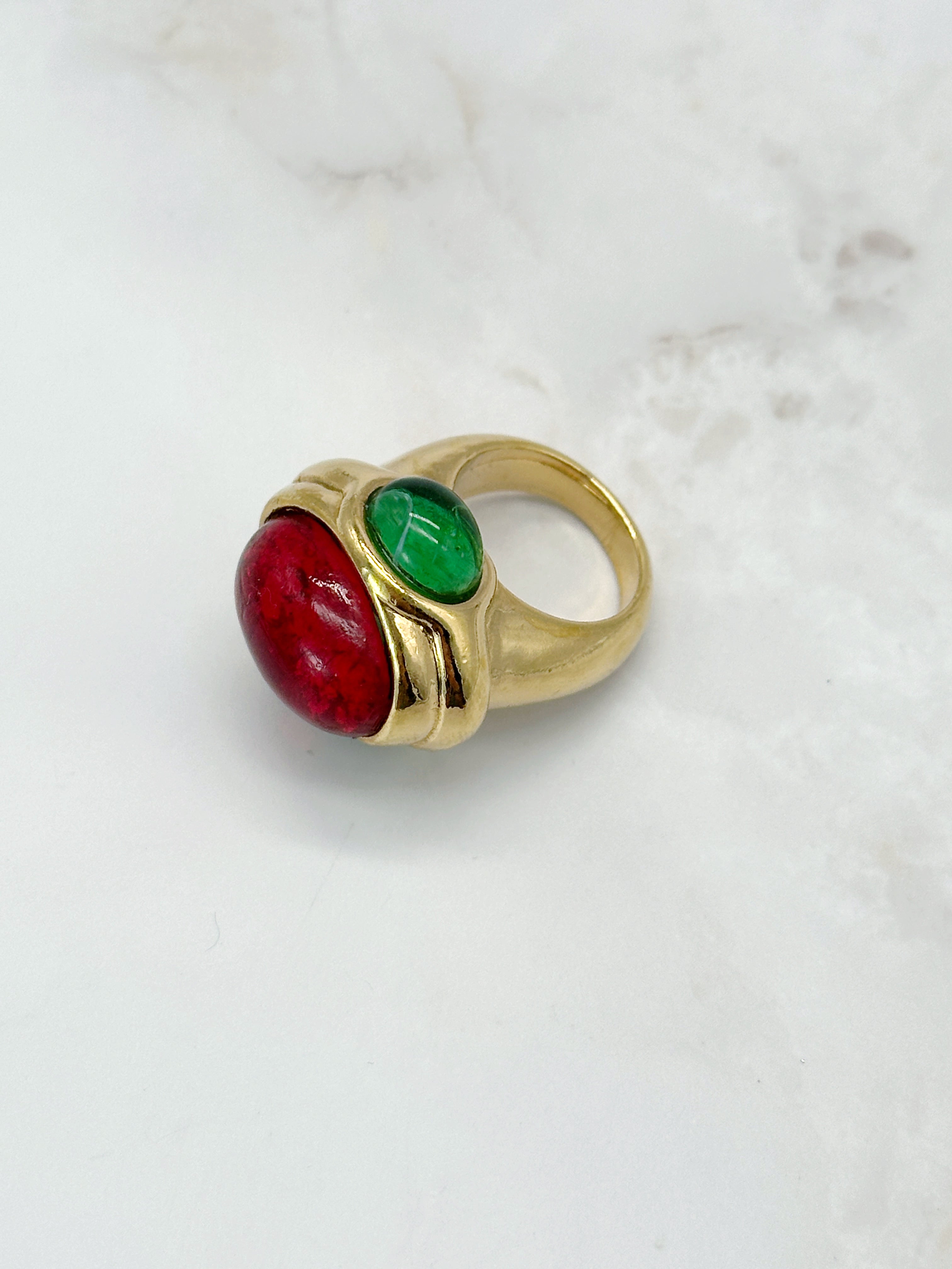 Opulent vintage ring Etruscan style ruby ​​red &amp; emerald green