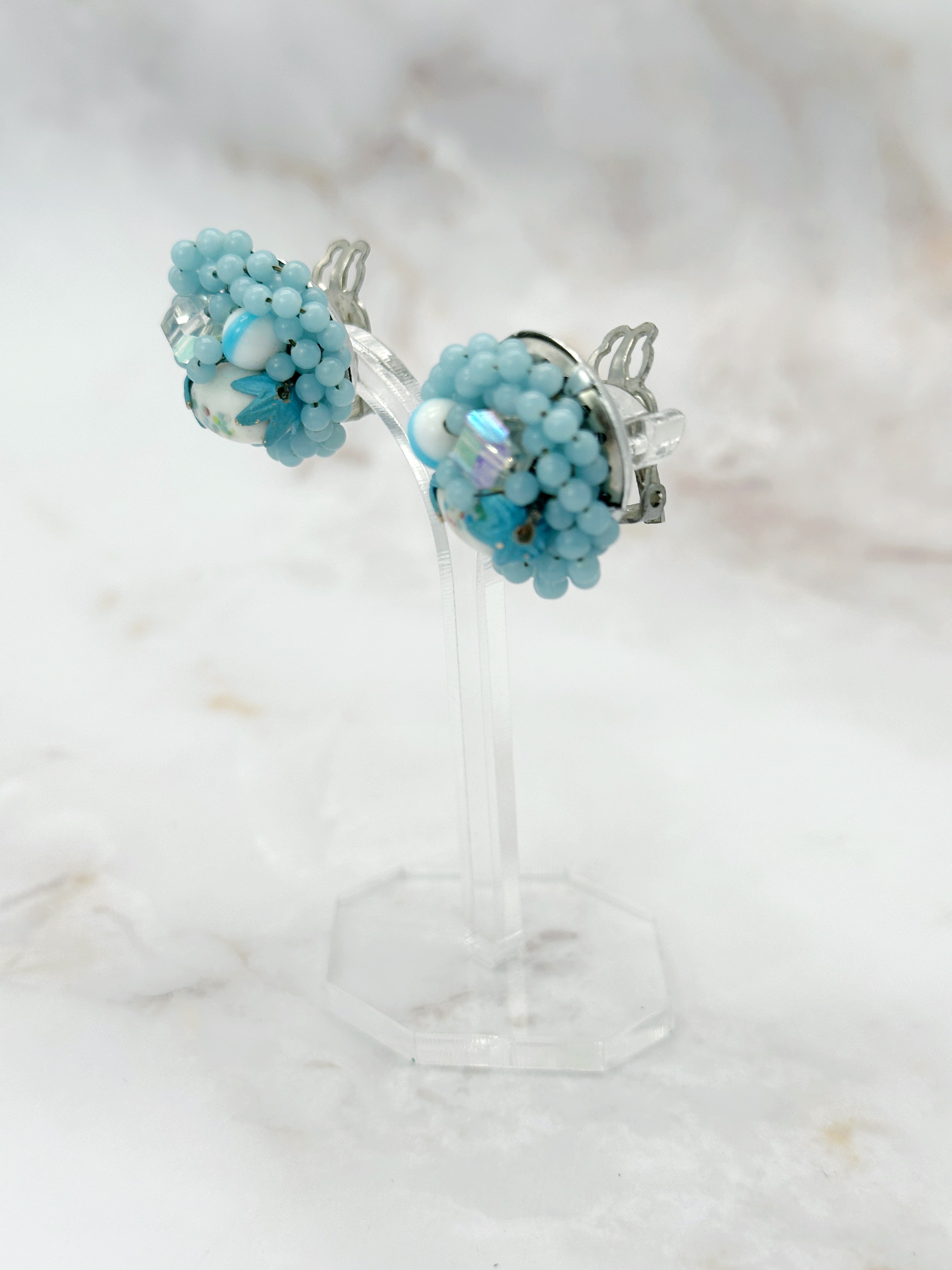 Vintage Ohrclips um 1950 mit hellblauen und weißen Glasperlen