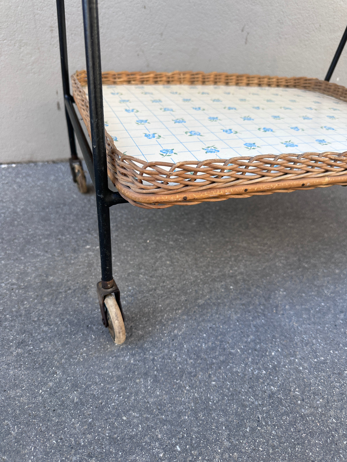 Mid-Century Servierwagen mit abnehmbaren Tabletts und Korbgeflecht