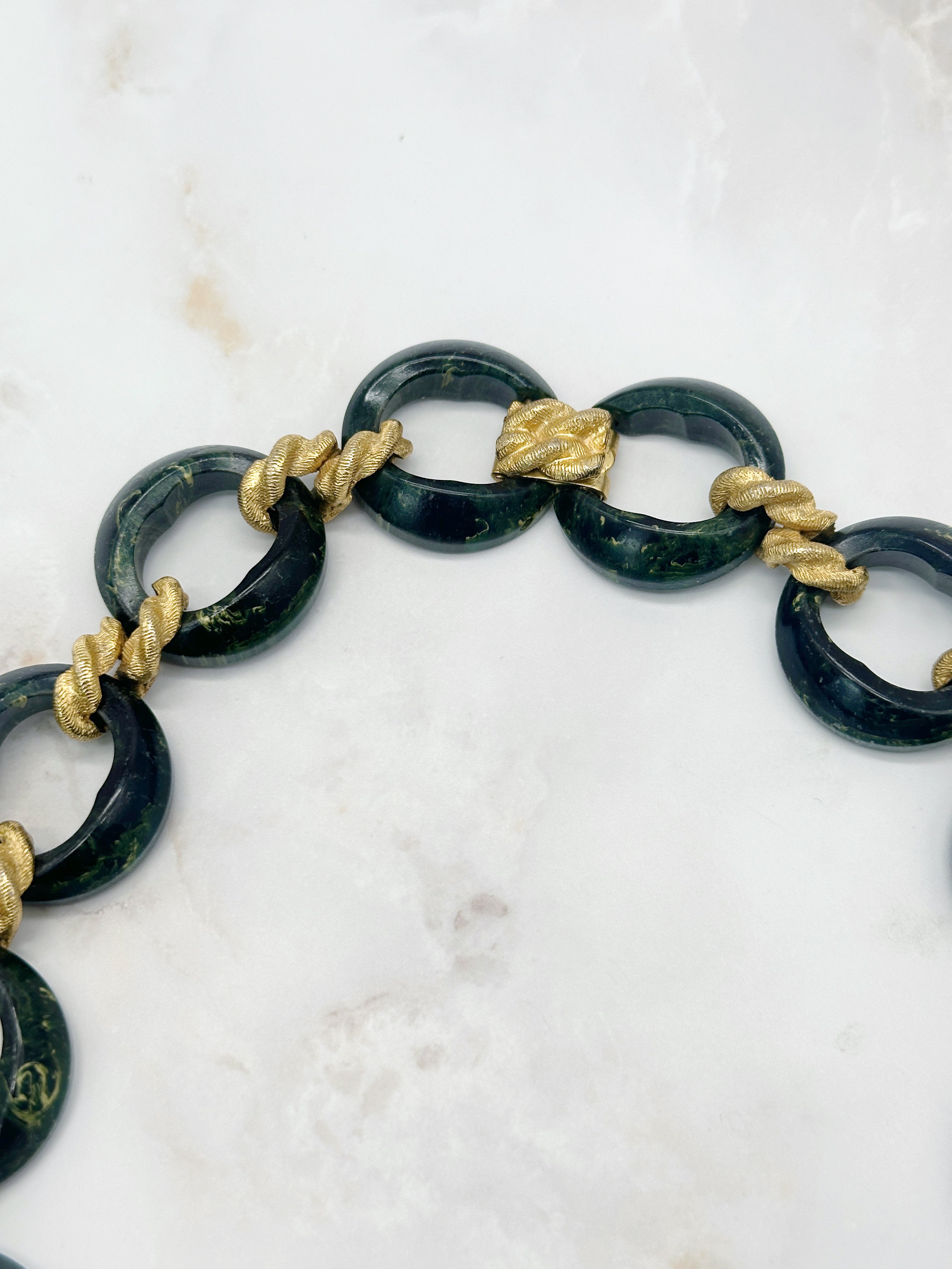 Armband mit dunkelgrünem Bakelit und vergoldeten Elementen