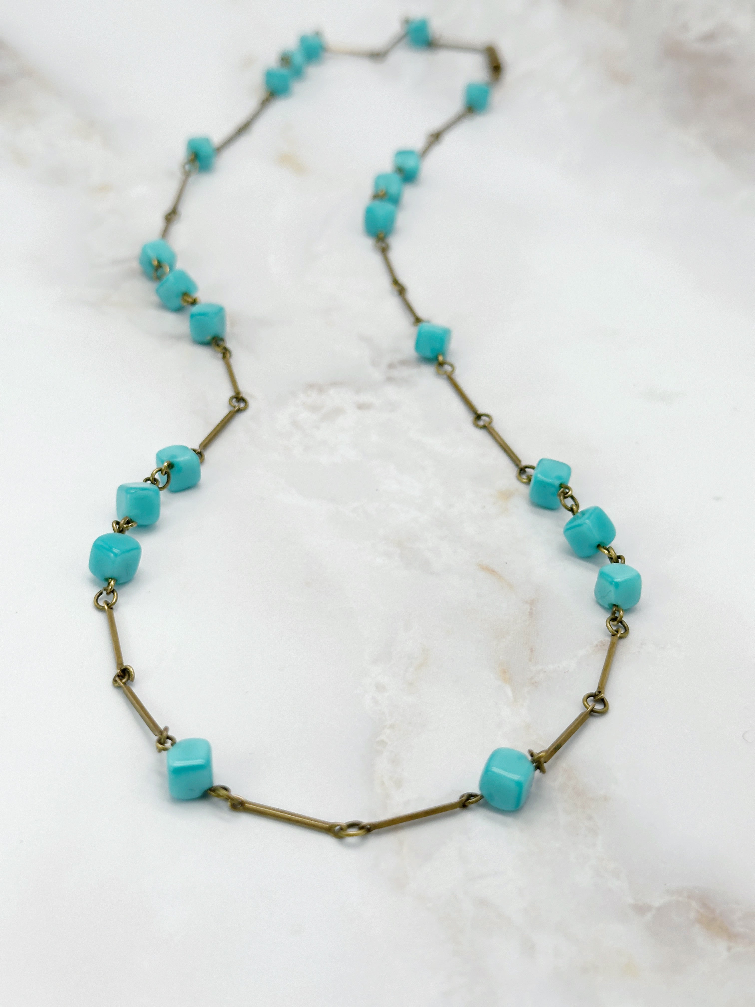Lange Vintage Halskette mit türkisfarbenen Glasperlen