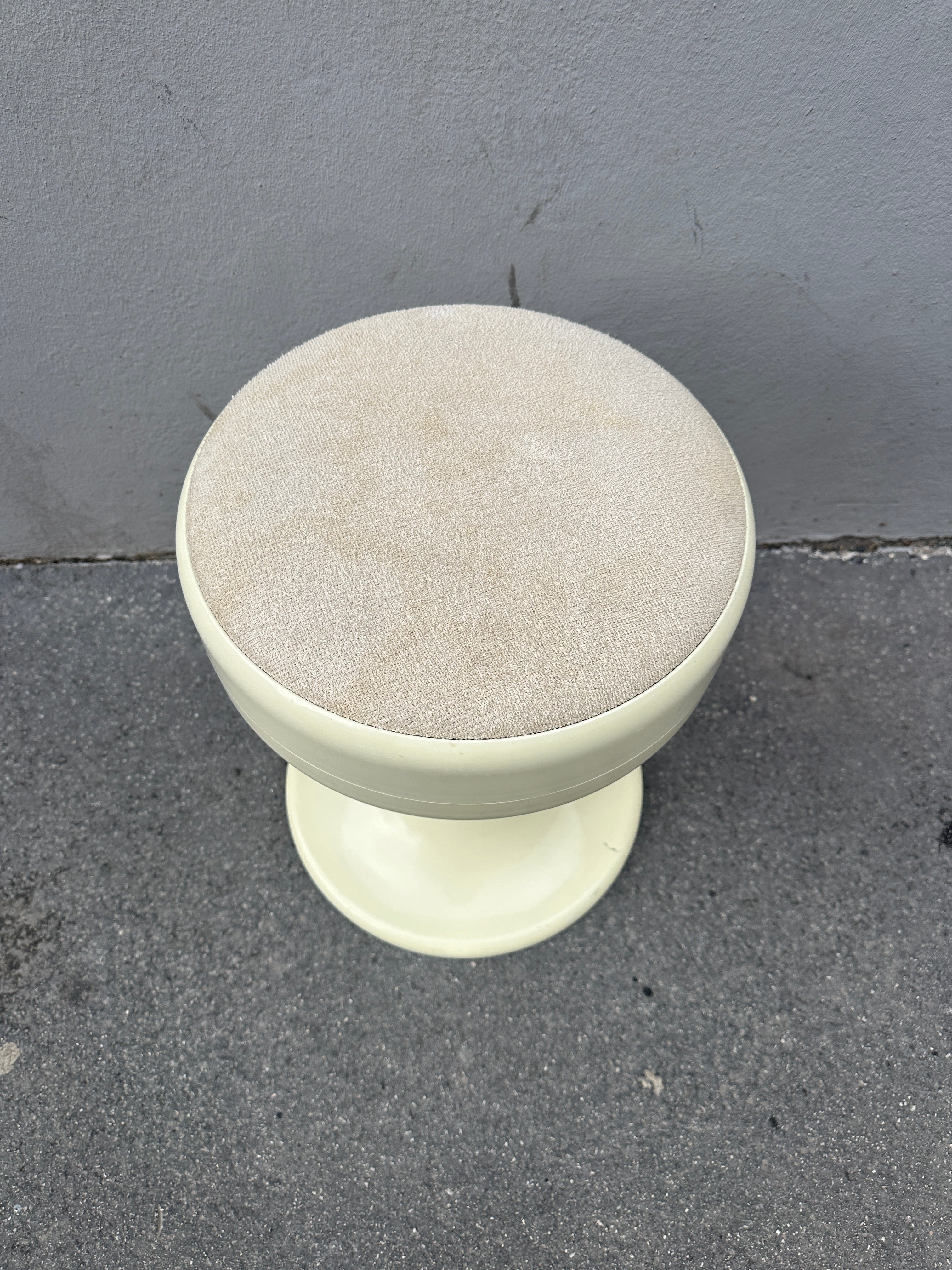 Space Age Hocker im Isoklepa Stil Beige mit Stoffpolster