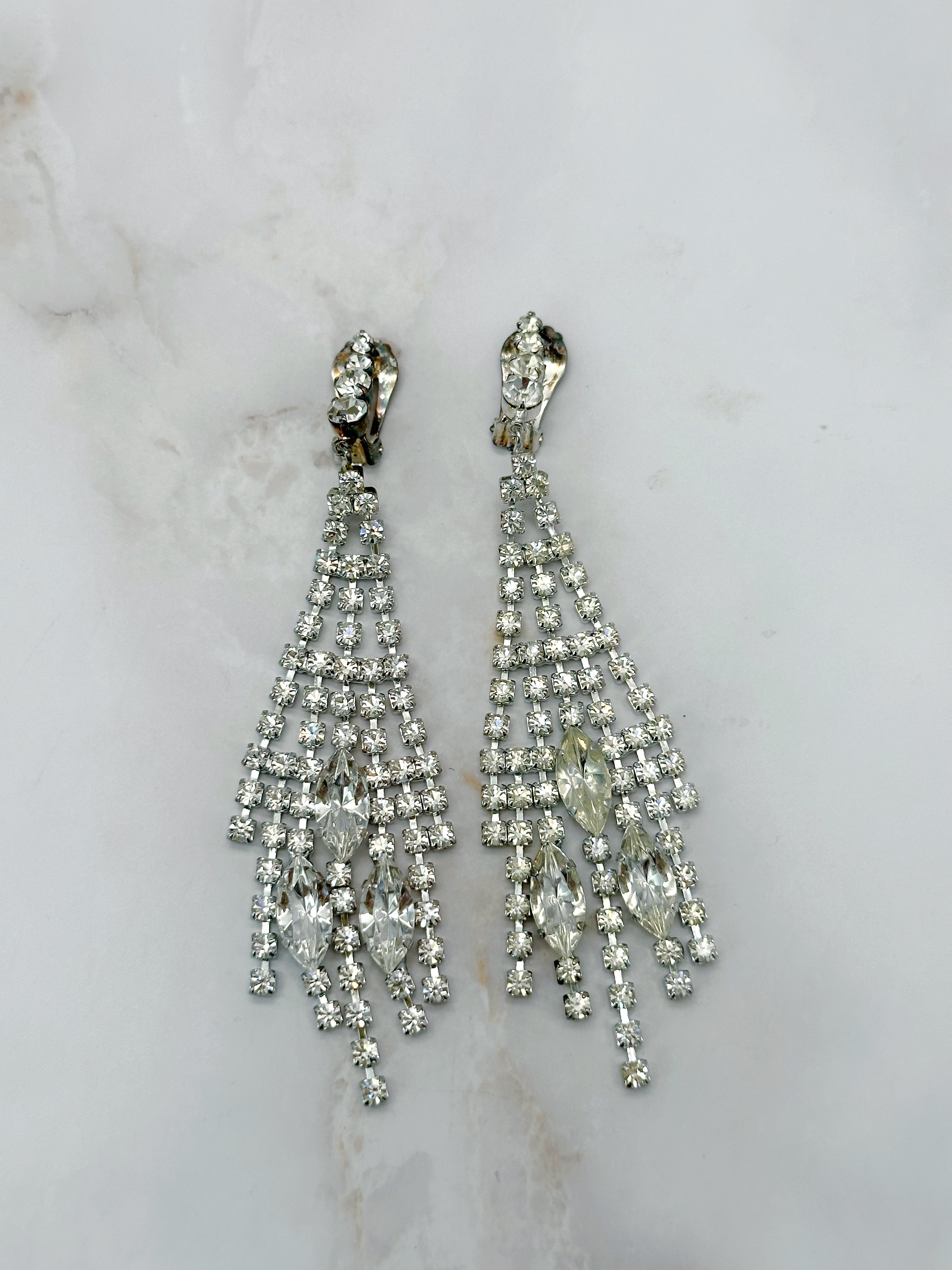 Lange Strass Ohrclips mit Navetten und Tassel-Detail