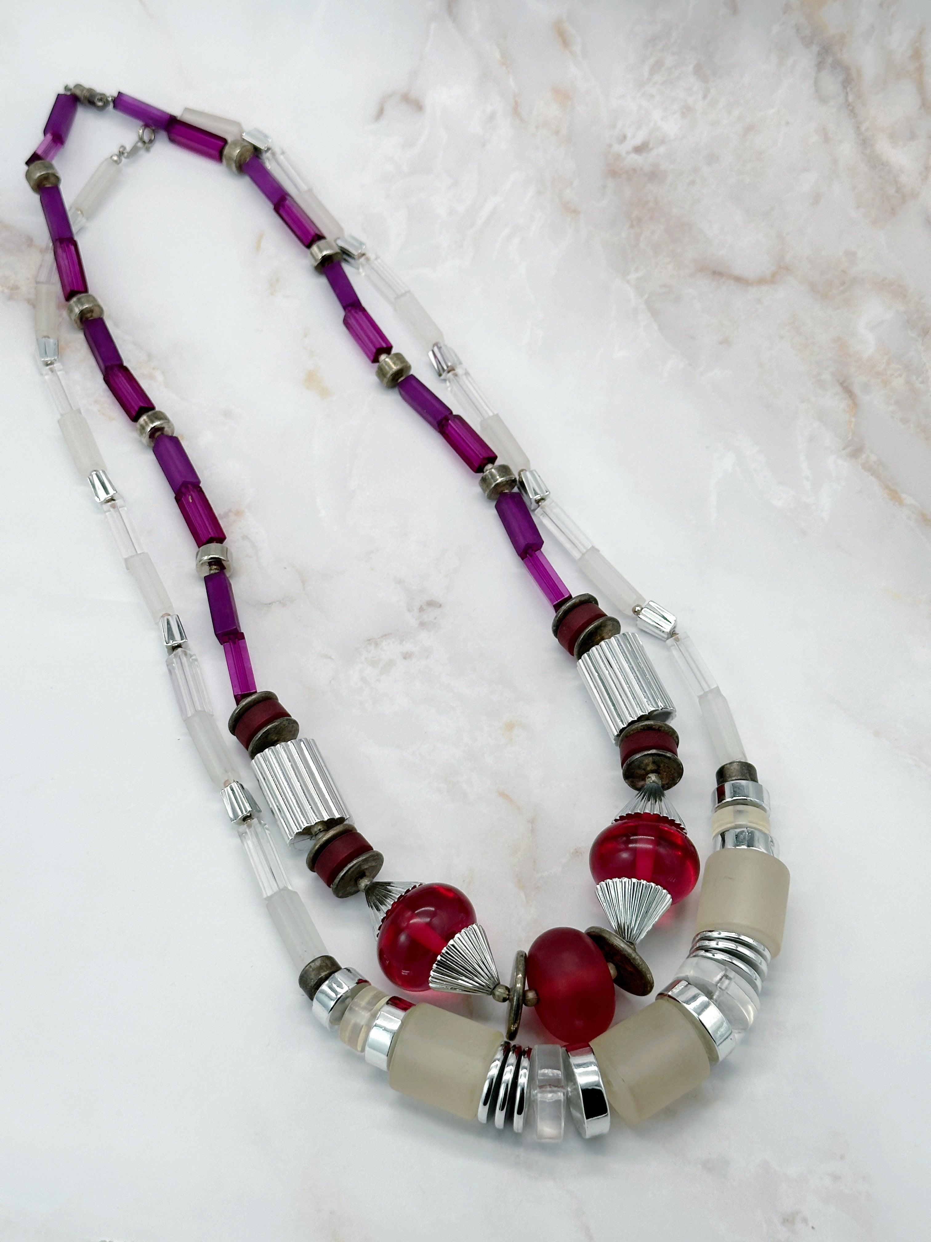 Lange Halskette mit Glaselementen in Lila oder Transparent
