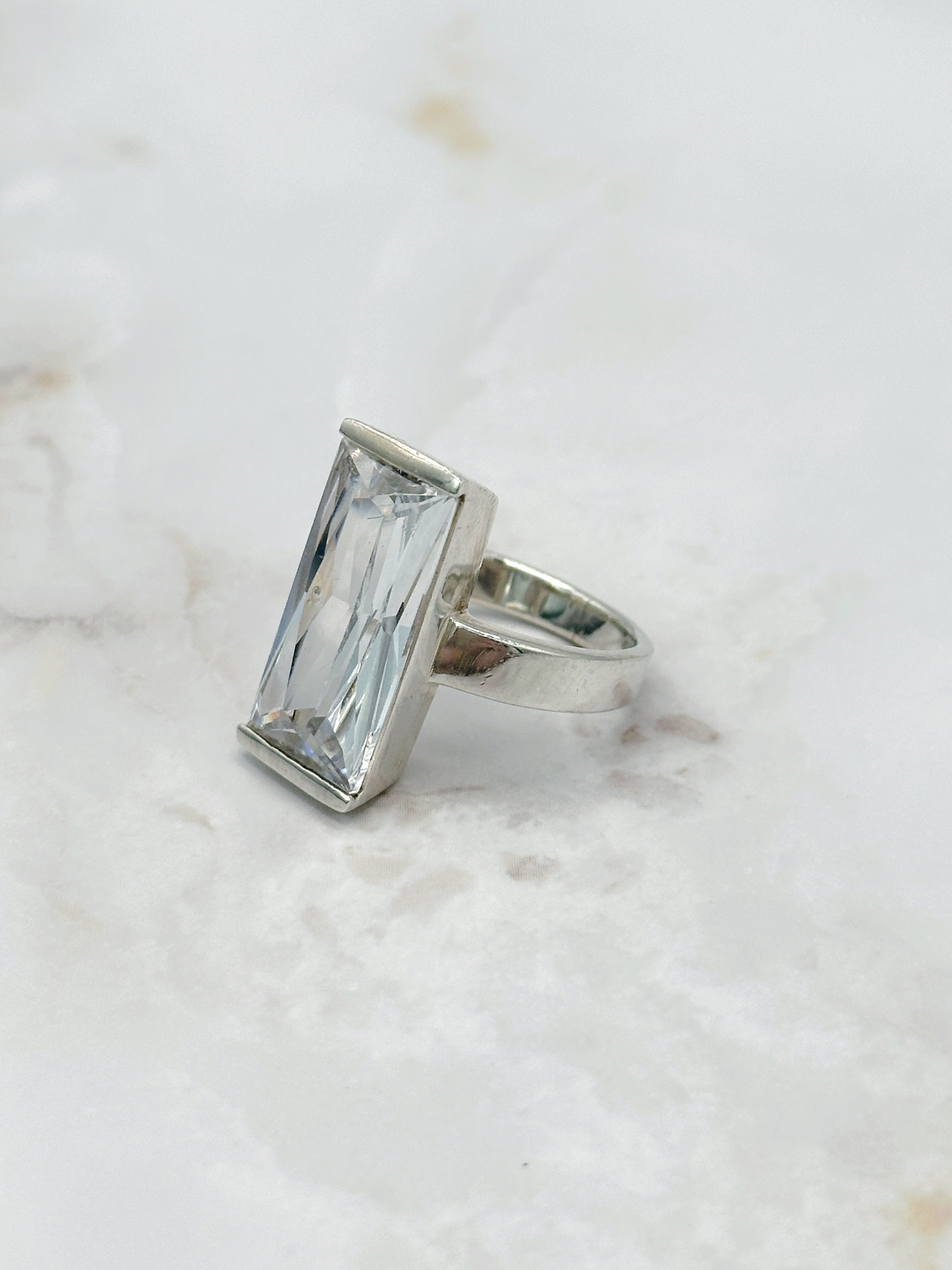 Vintage Ring mit großem, eckigem Cubic Zirkonia