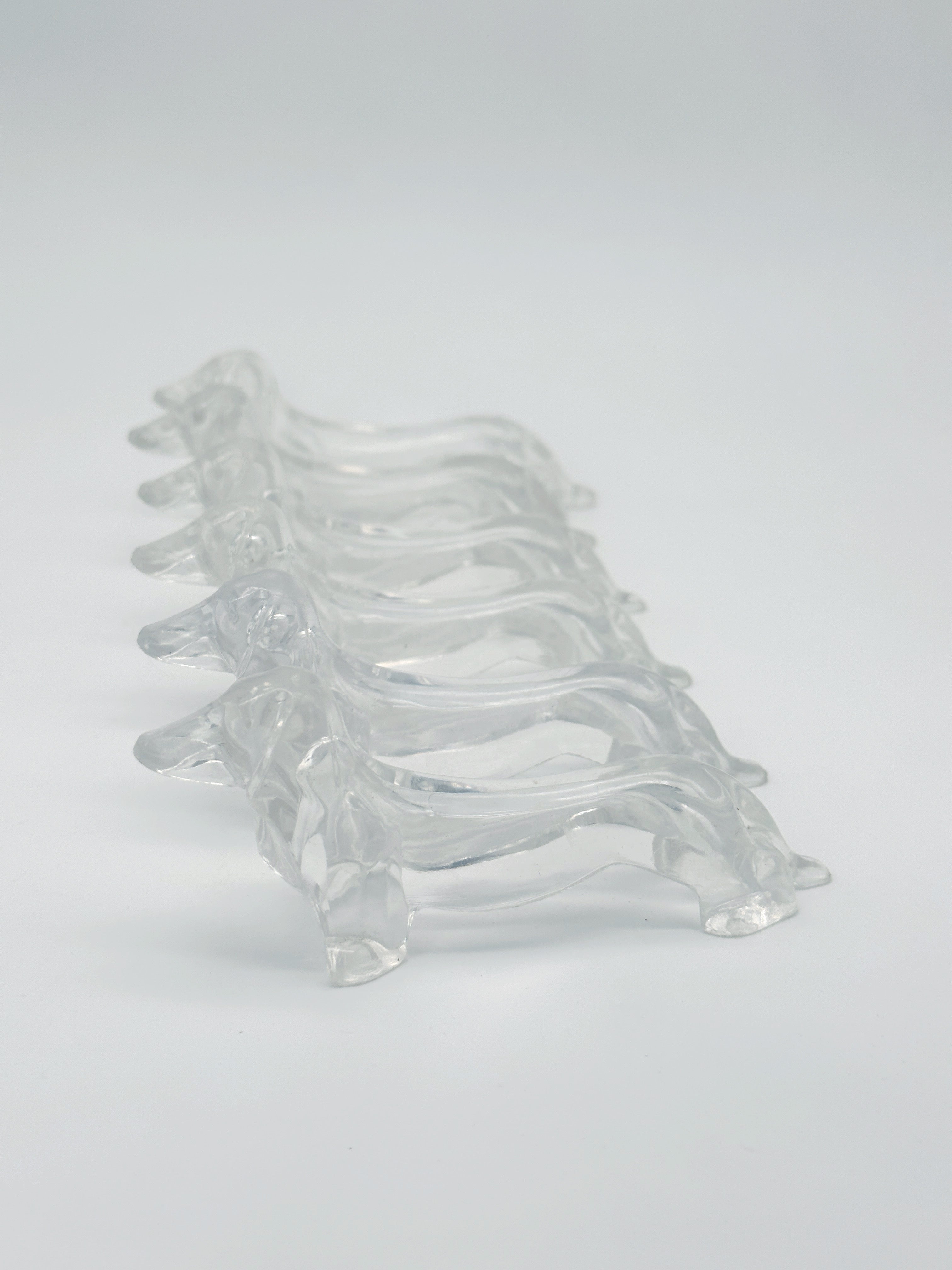 6 Messerbänkchen mit Dackelmotiv aus Plexiglas um 1960/70