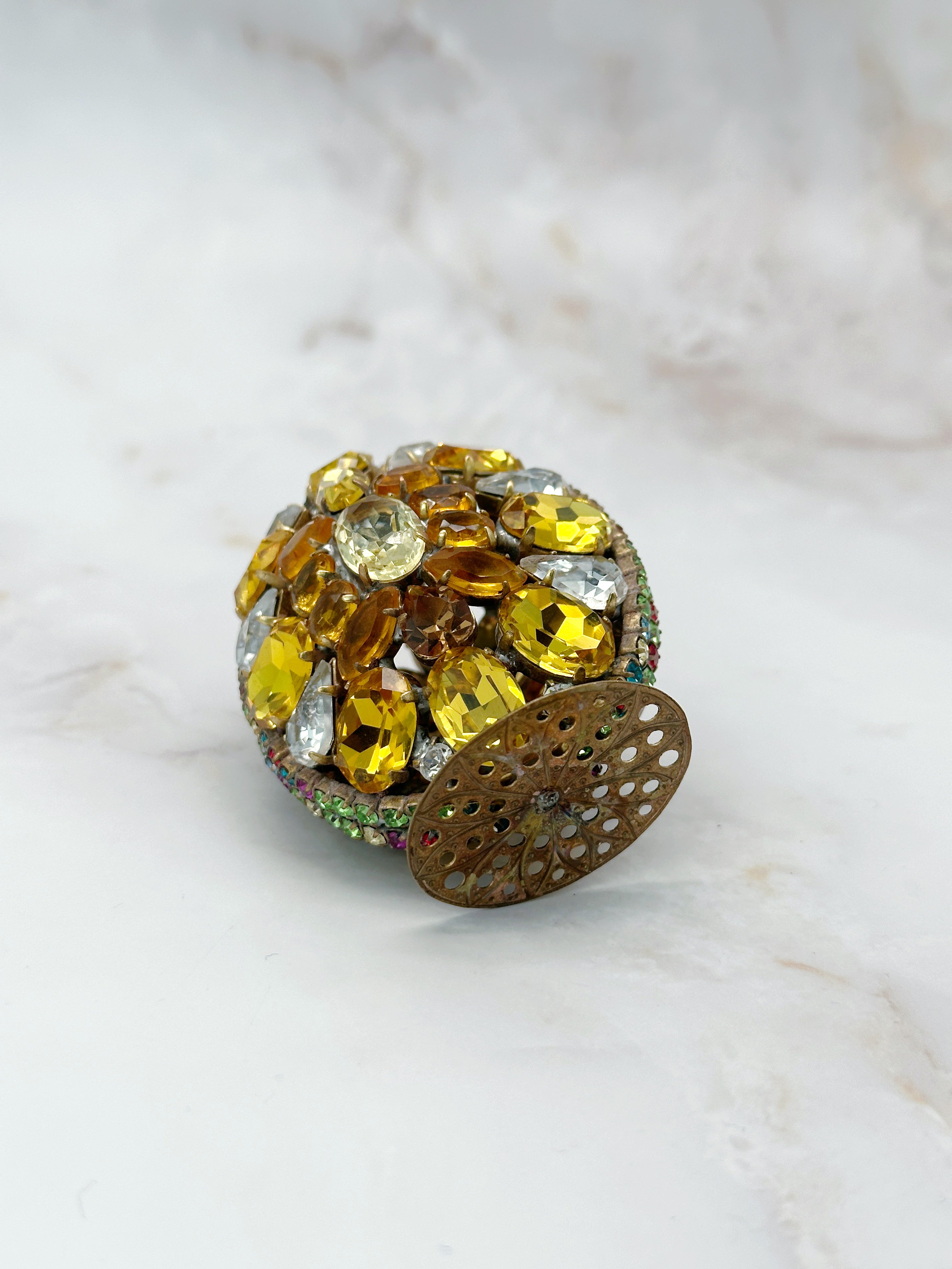 Seltenes rundum verziertes Gablonzer Osterei mit Standfuß