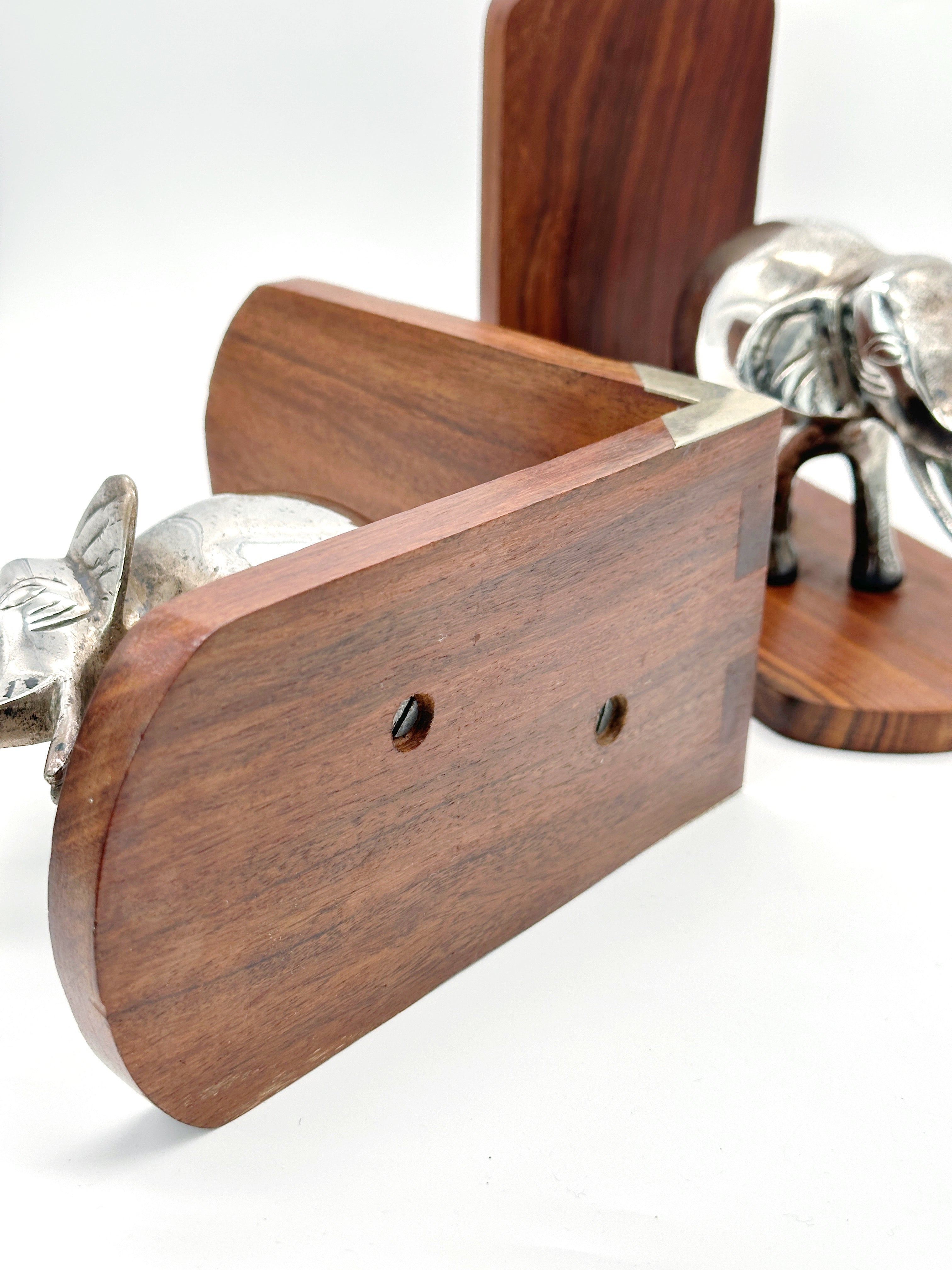 Mid-Century Teak-Buchstützen mit versilberten Elefanten