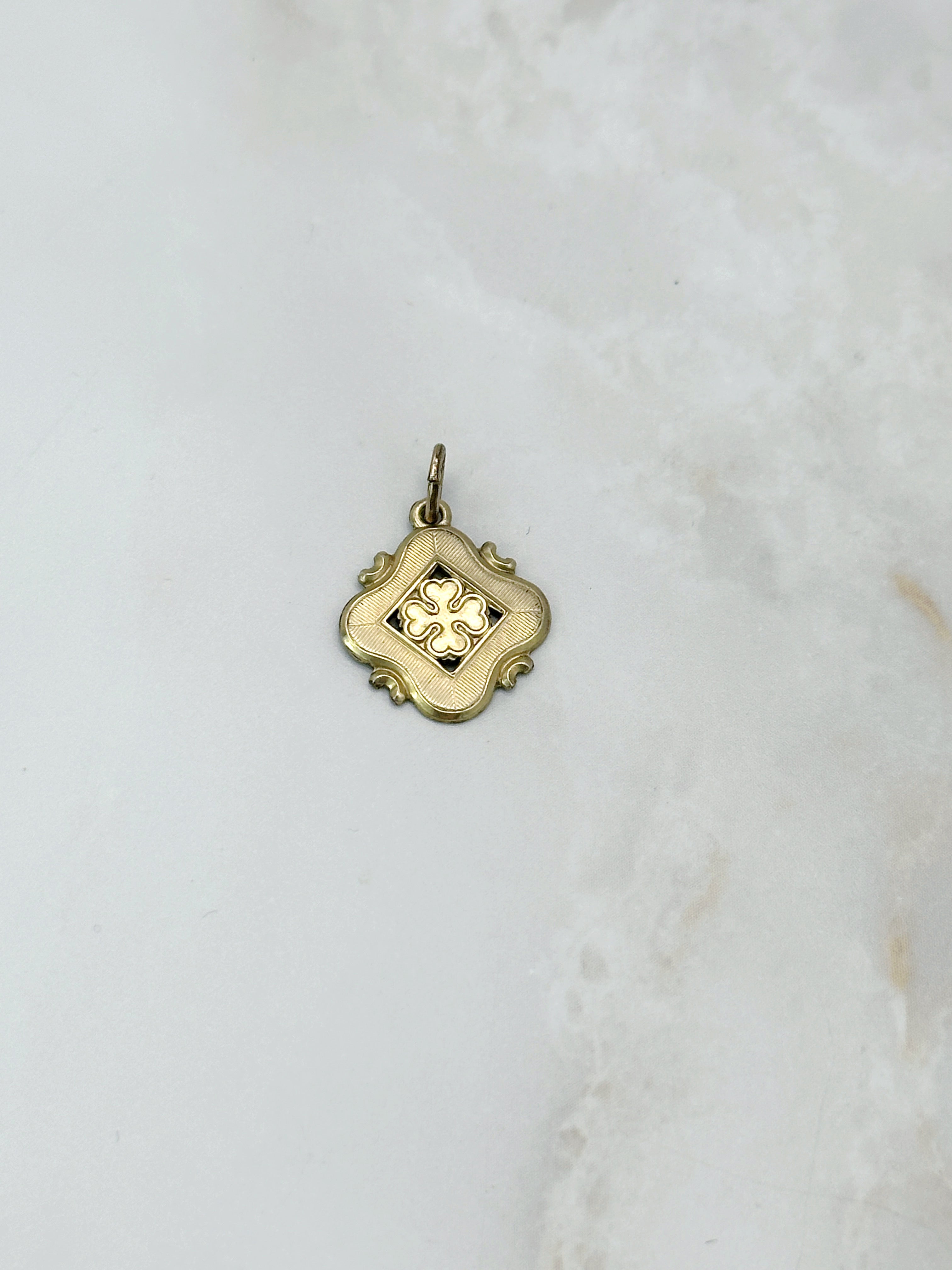 Filigraner Vintage Kleeblatt Anhänger vergoldet