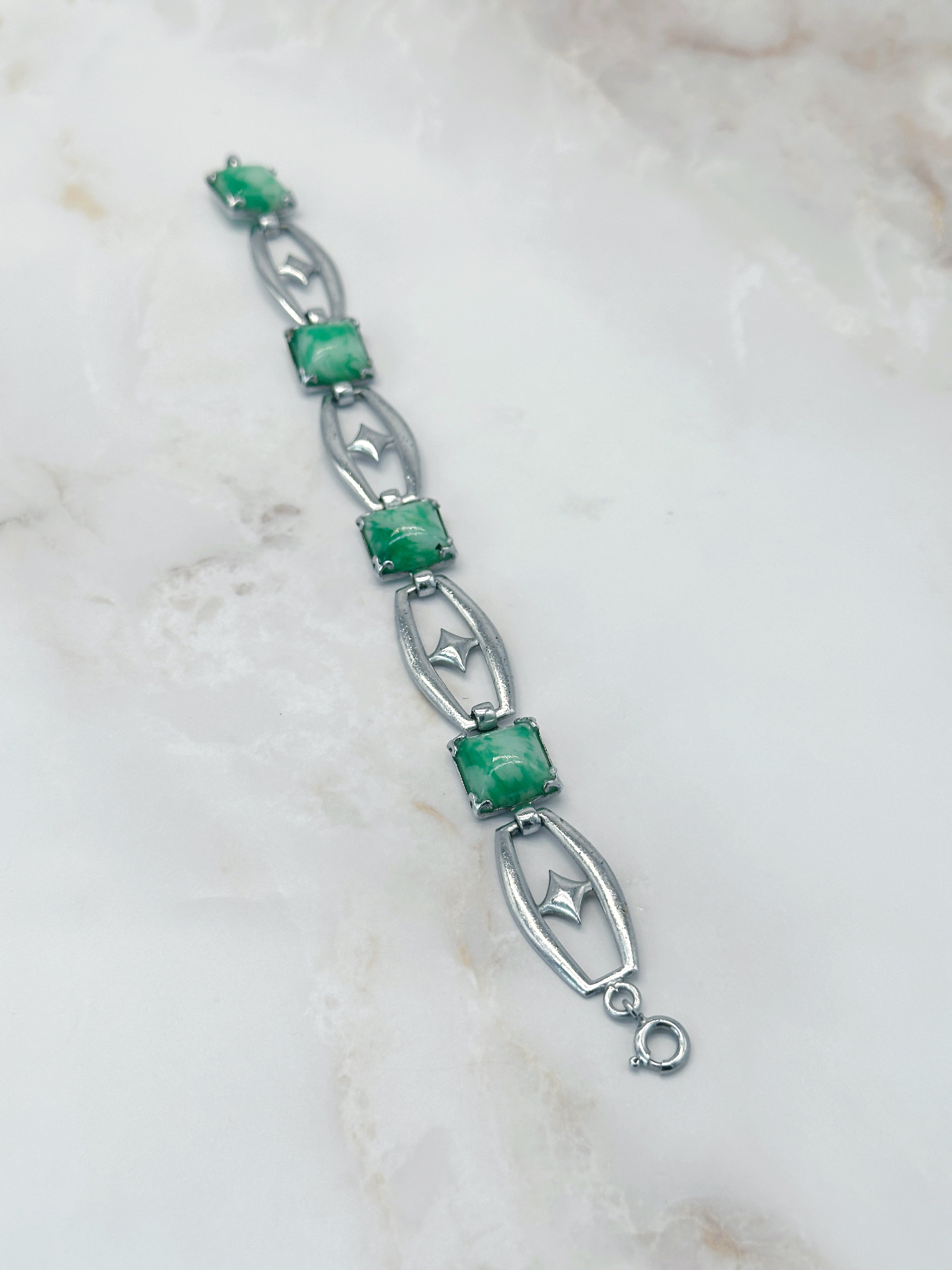 Elegantes Art Déco Armband mit jadefarbenen Glassteinen