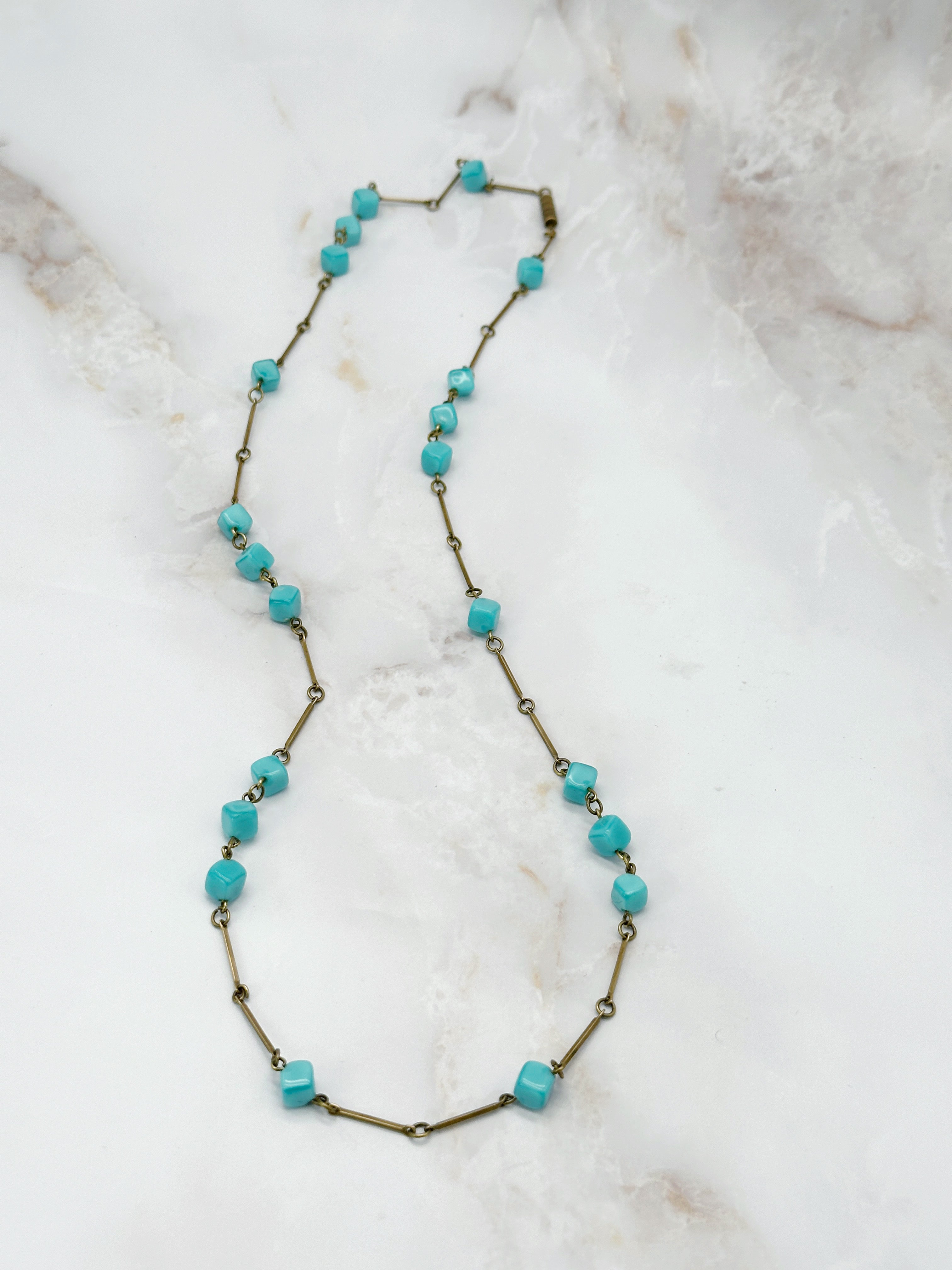 Lange Vintage Halskette mit türkisfarbenen Glasperlen