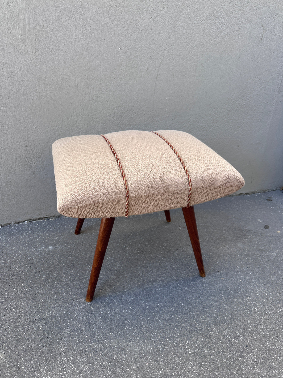 Mid-Century Hocker mit Bouclé-Bezug in Hellbeige/Rosé