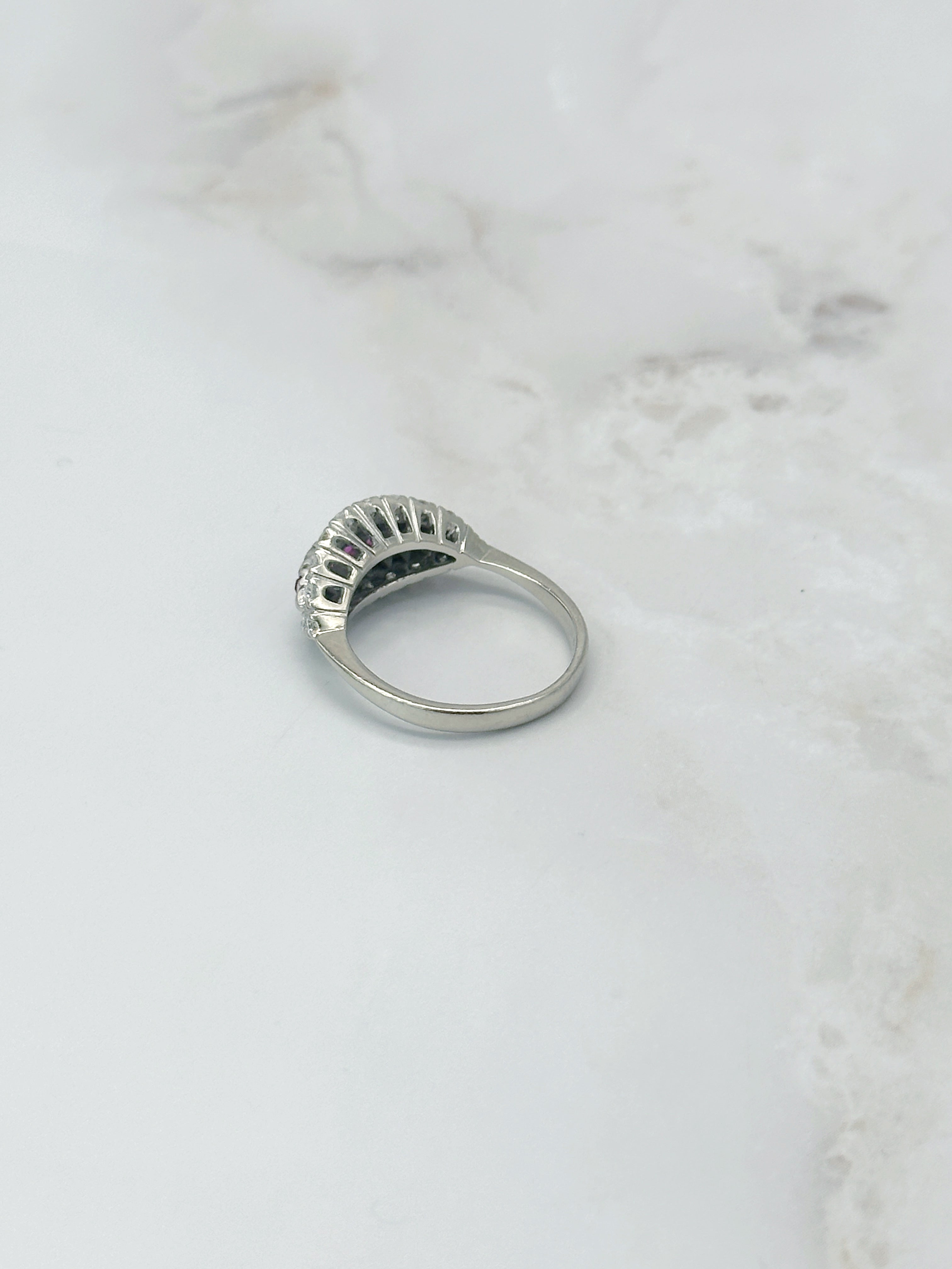 Vintage Ring in 585 Weißgold mit Rubinen und Brillanten