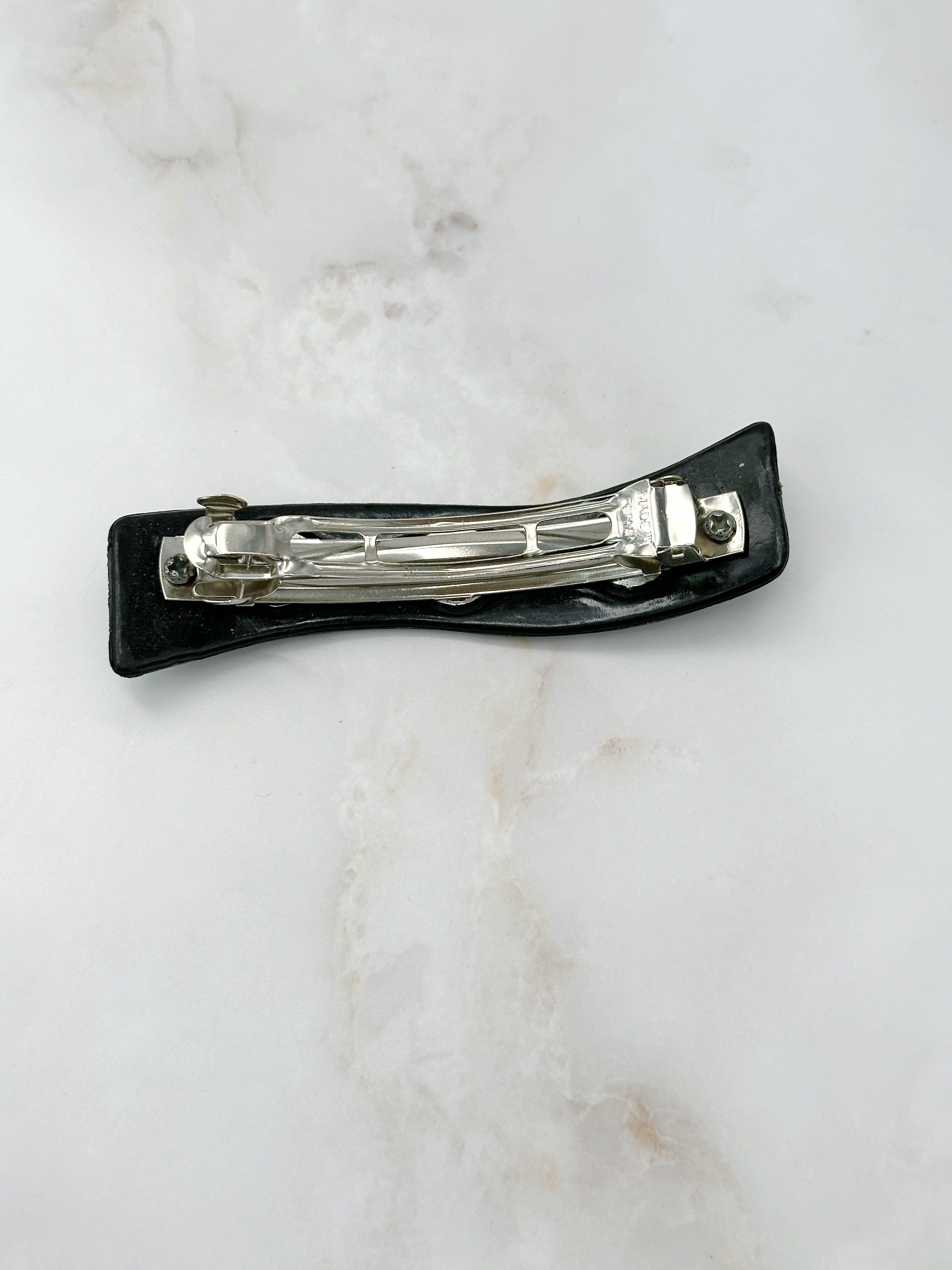 Sparkling wave-shaped hair clip with rhinestones