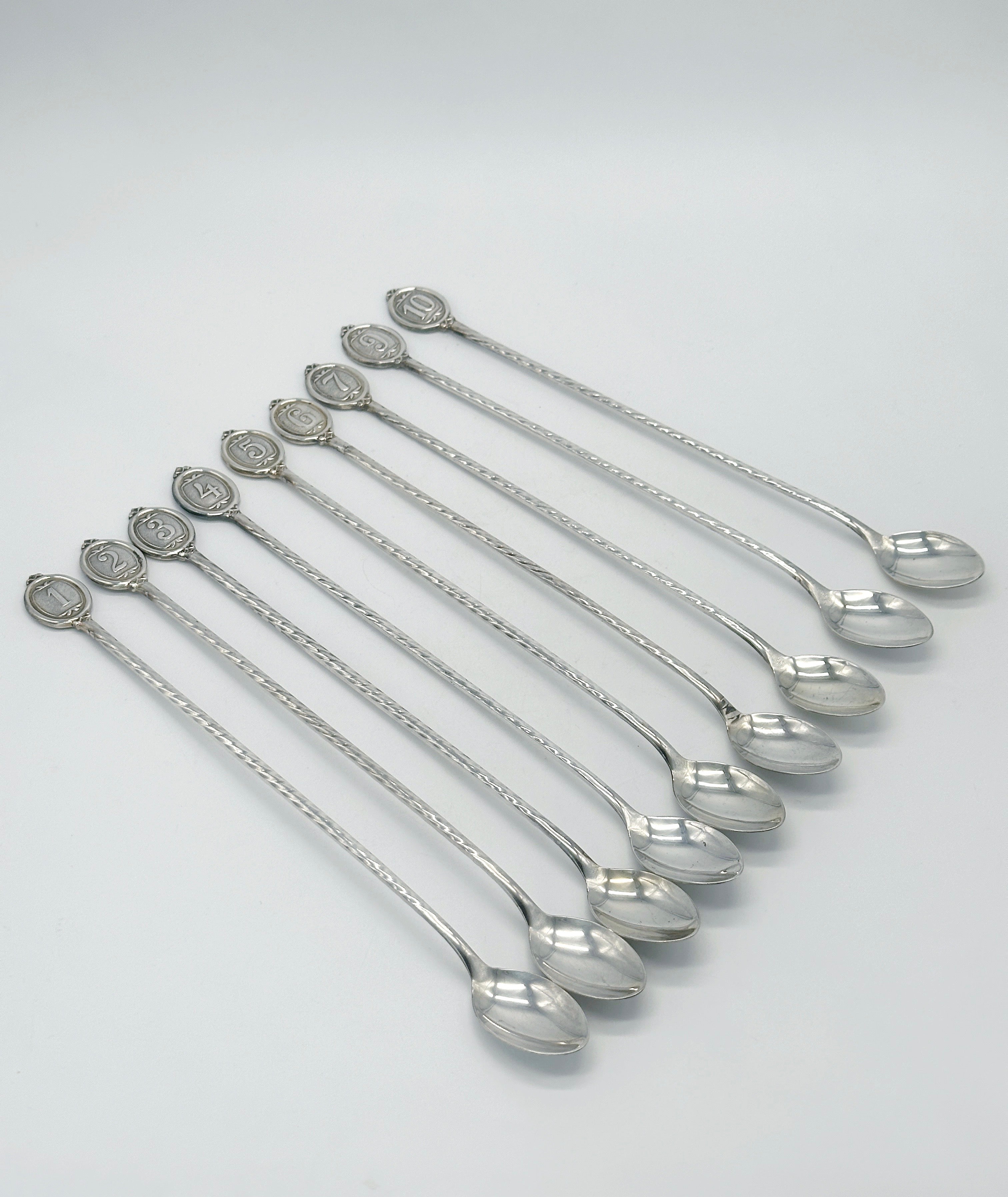 9 versilberte Cocktaillöffel mit individueller Nummerierung