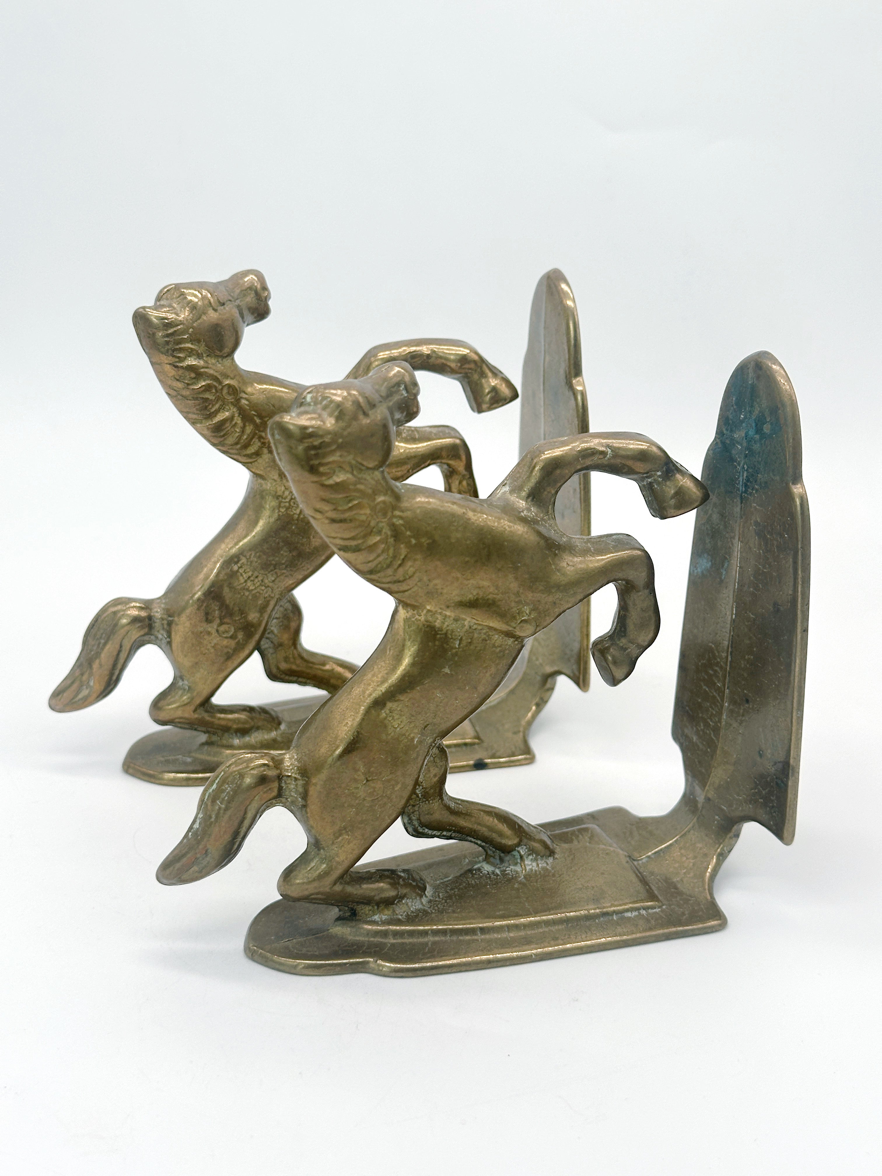 Edle Vintage Buchstützen aus Messing mit steigenden Pferden