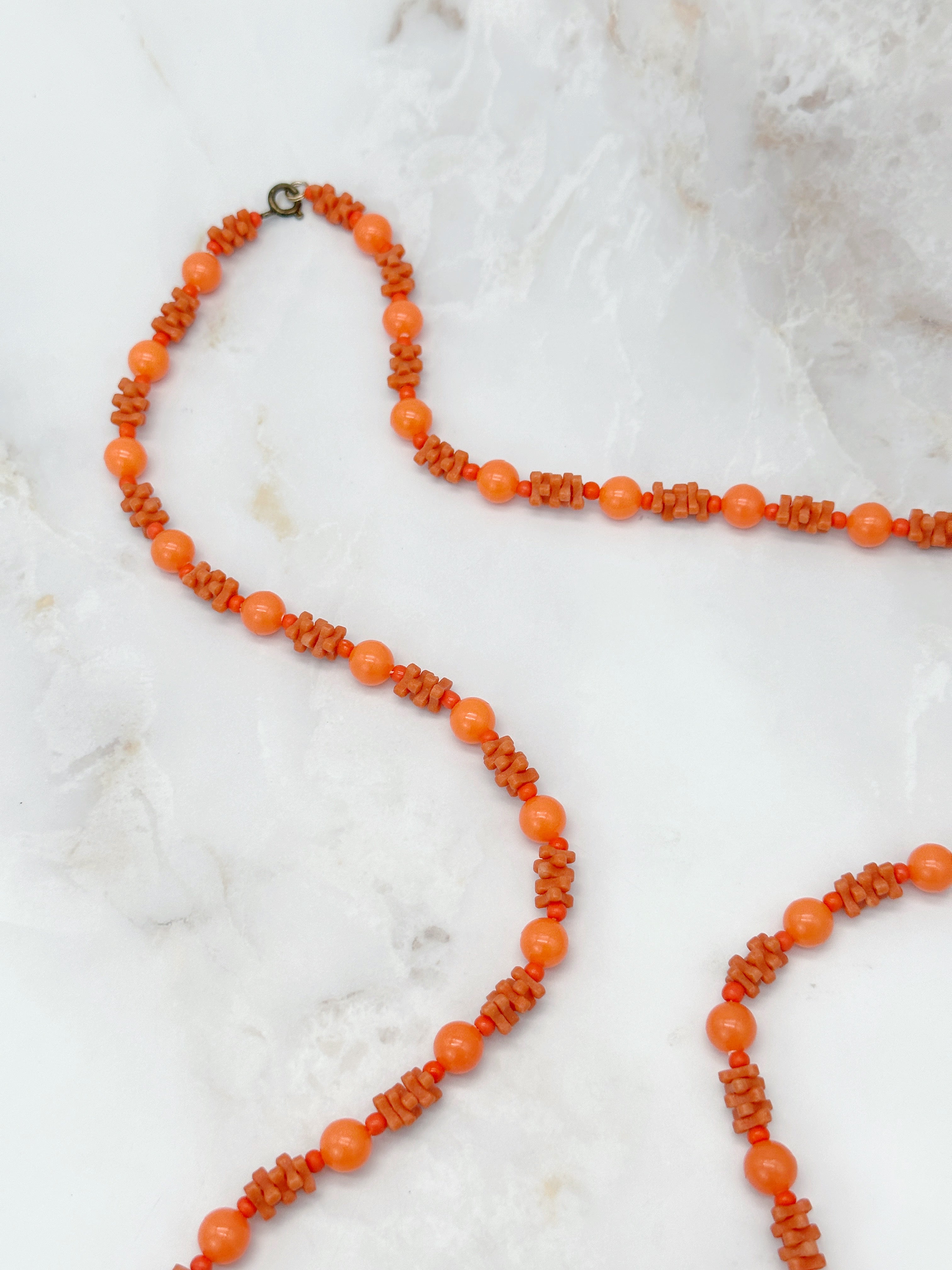 Lange Vintage Halskette mit Kugeln und Stäbchen in Orange oder Grün