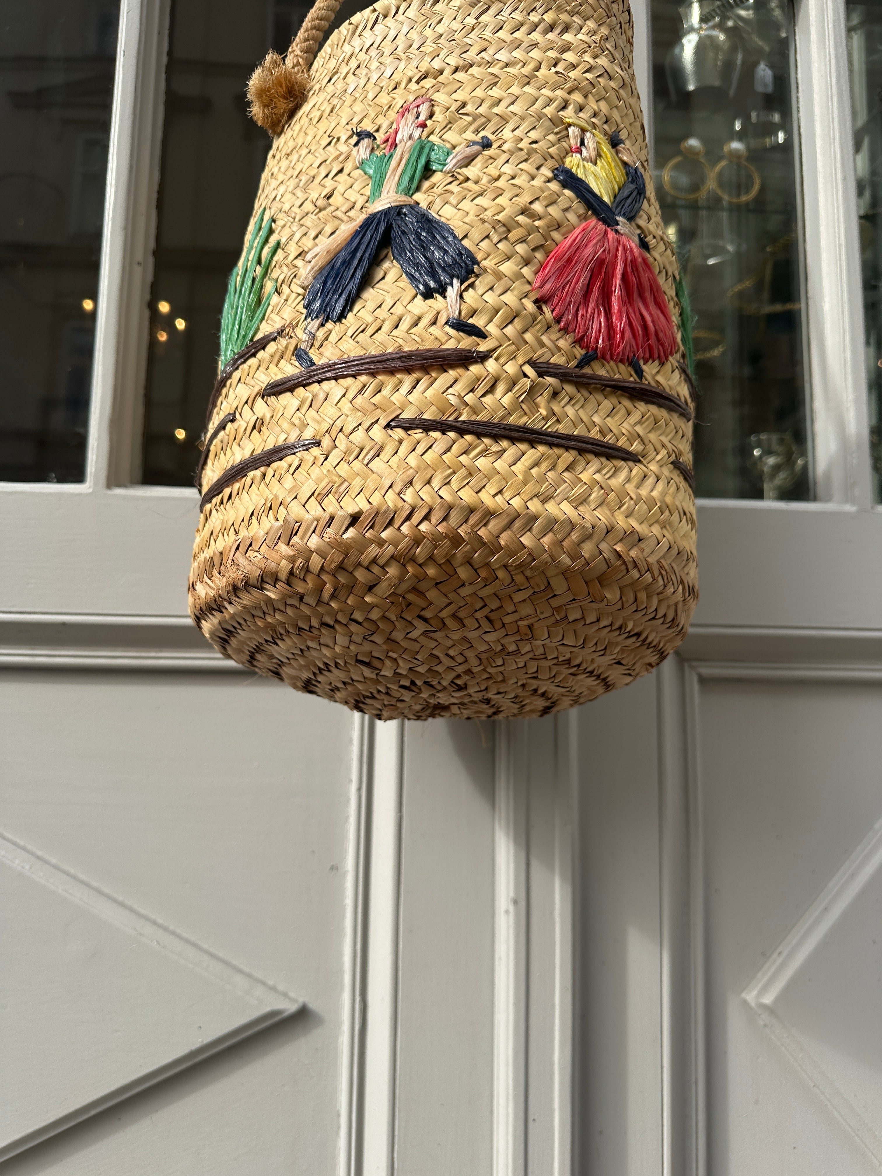 Ausgefallene Vintage Deko-Korbtasche mit tanzenden Figuren