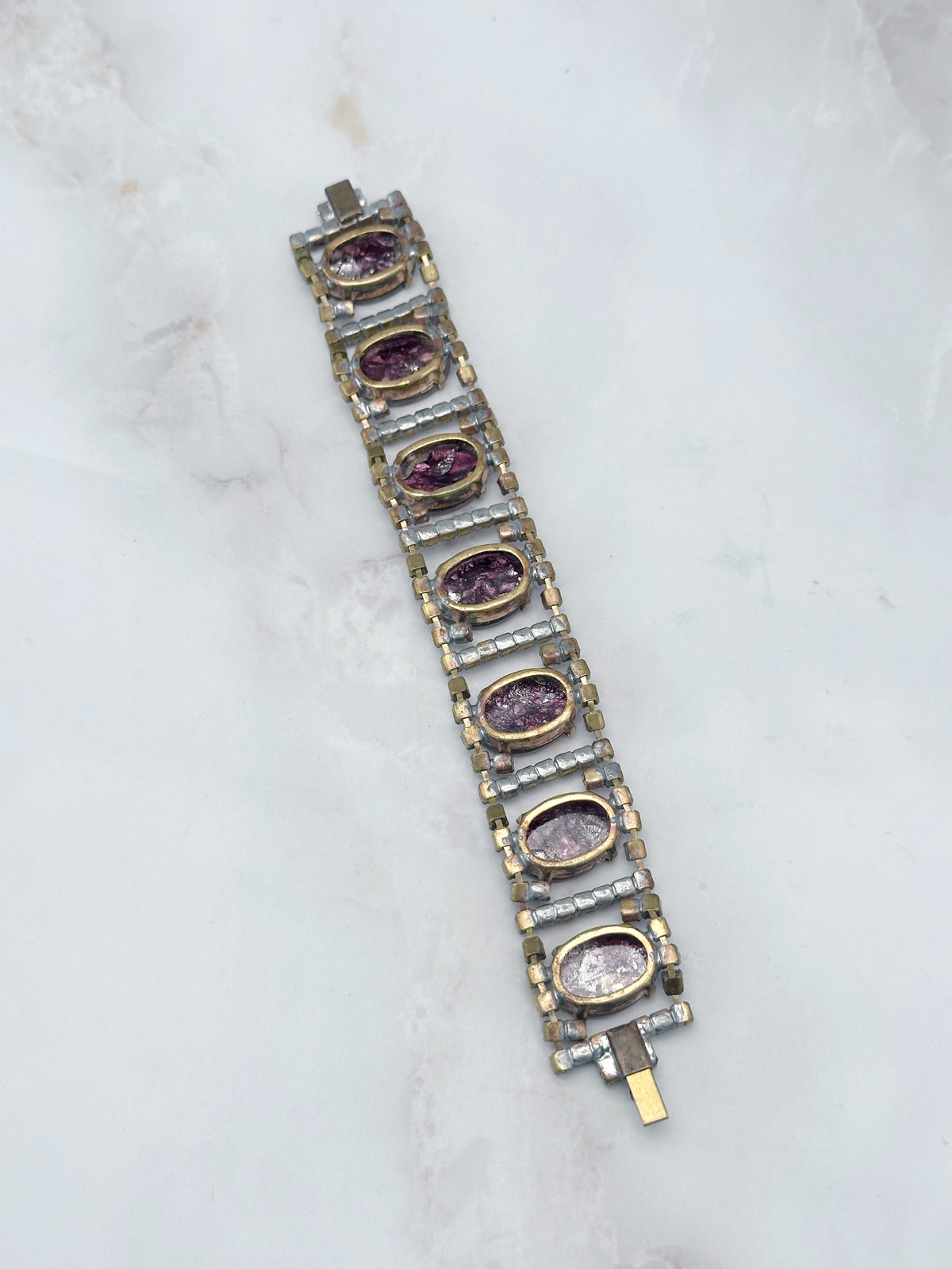 Gablonzer Vintage Armband mit changierenden violett-goldenen Glaskristallen
