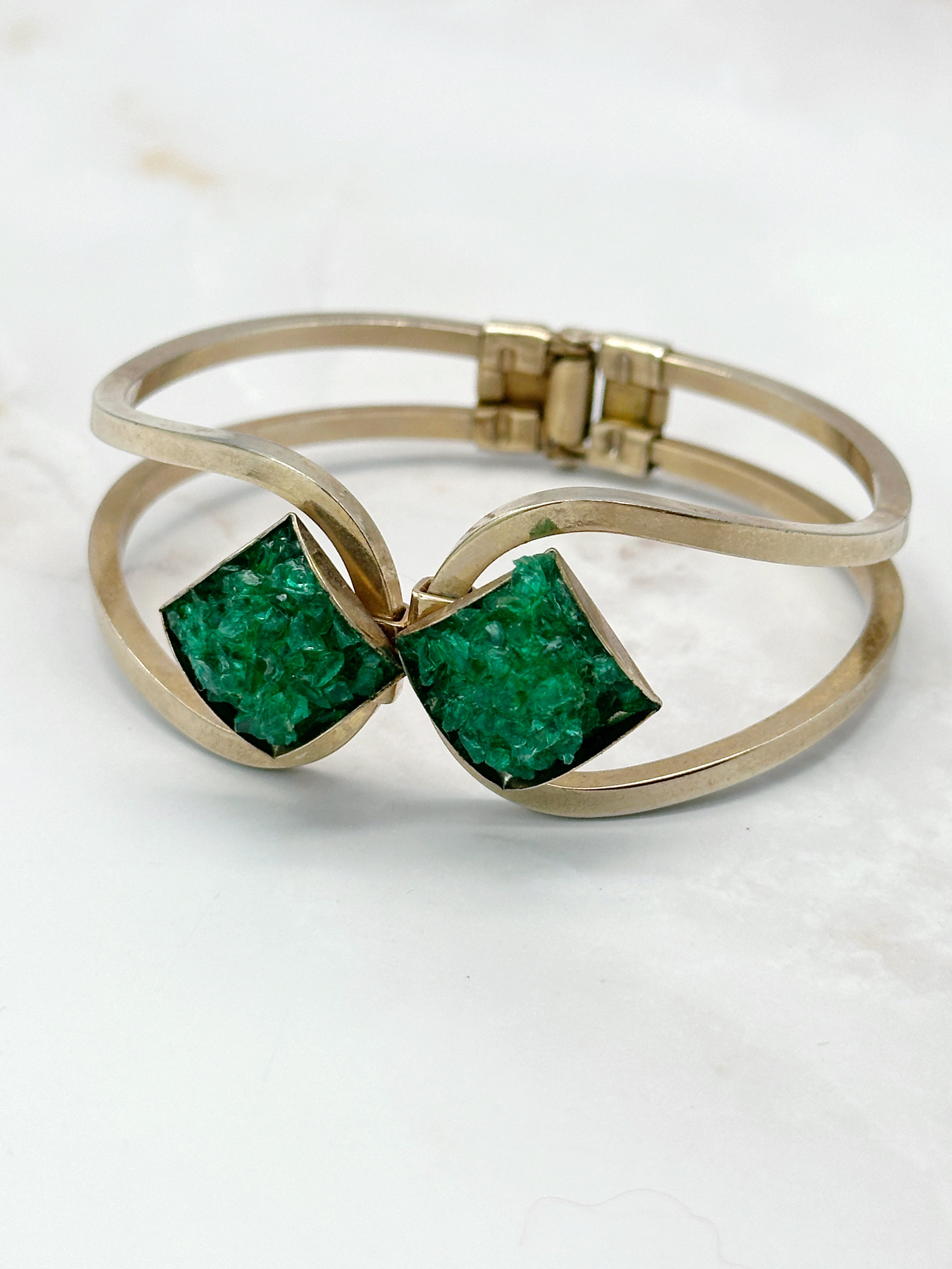Vergoldete Vintage Armspange mit smaragdgrünen eckigen Elementen