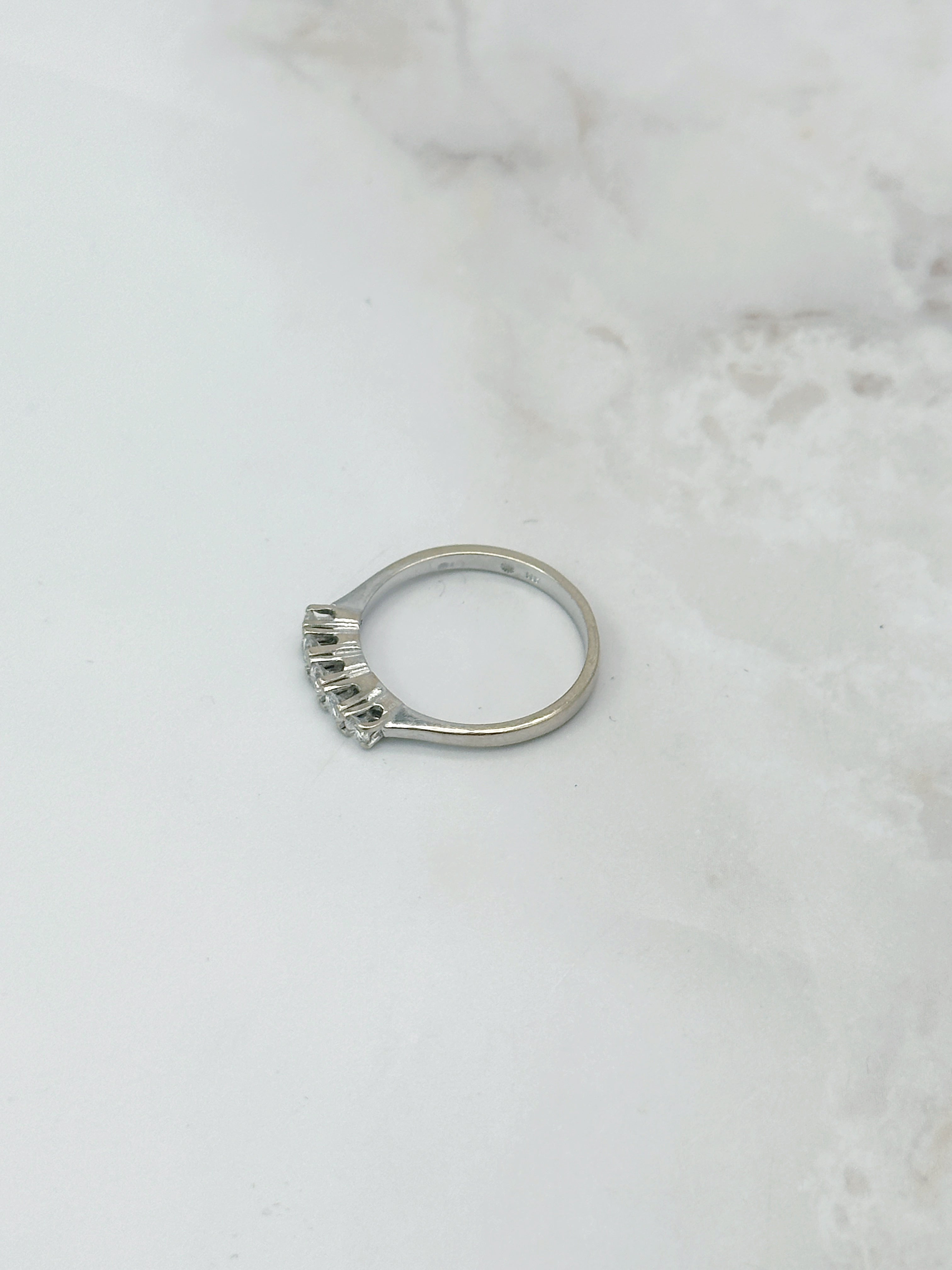 Feiner Ring mit fünf Brillanten