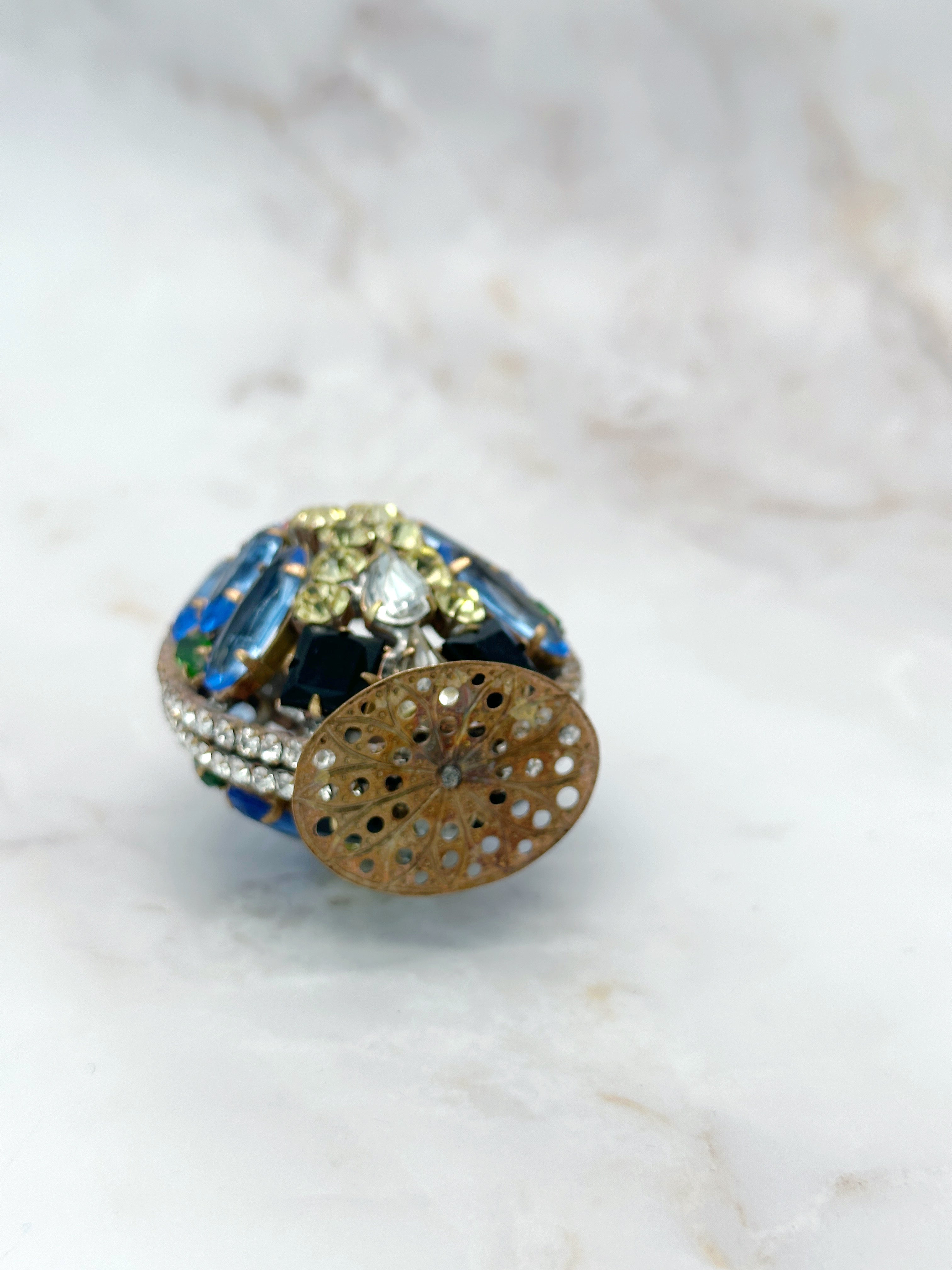 Seltenes rundum verziertes Gablonzer Osterei mit Standfuß