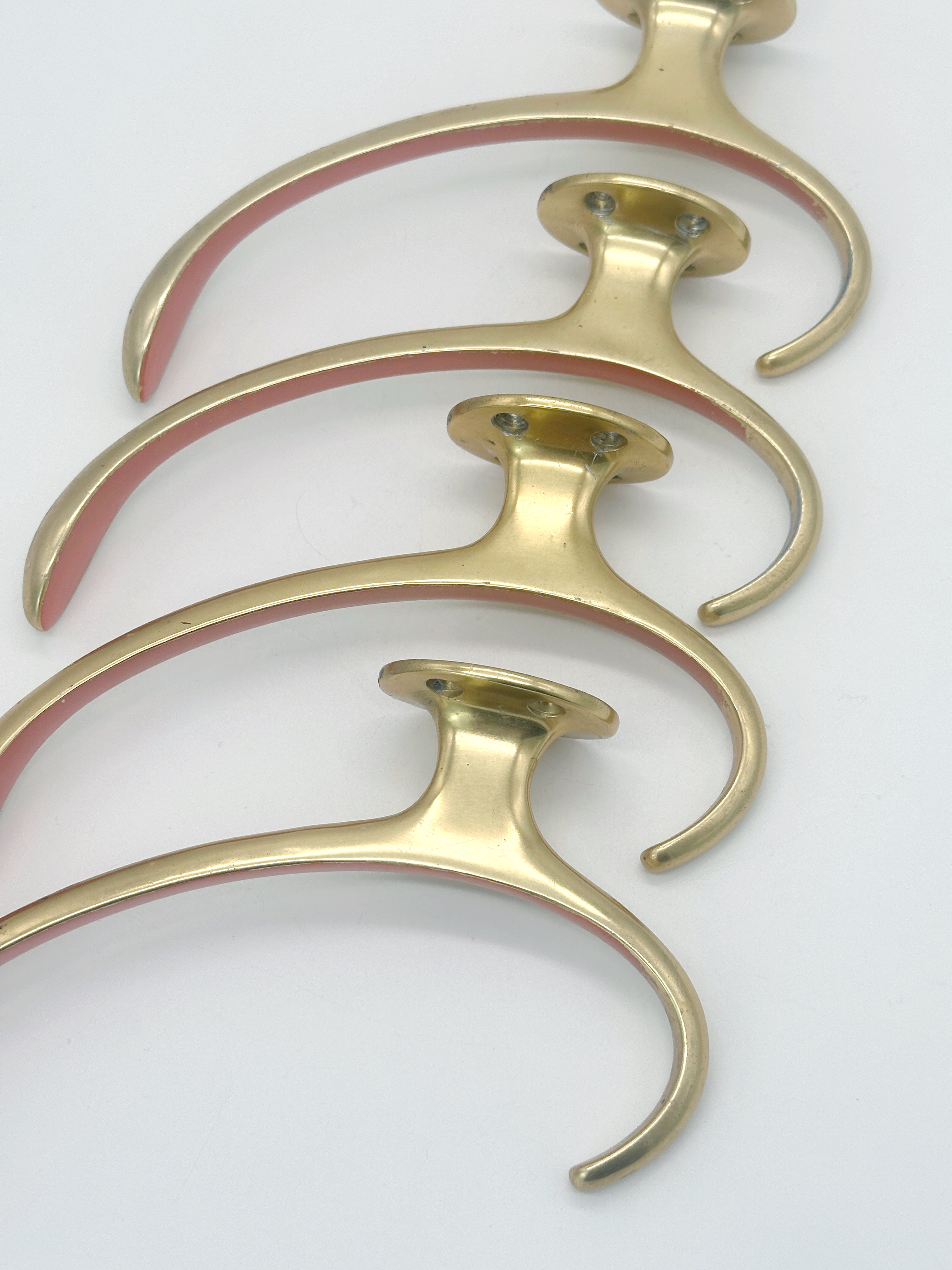 Set aus 4 Messing-Wandhaken mit orangefarbenem Akzent