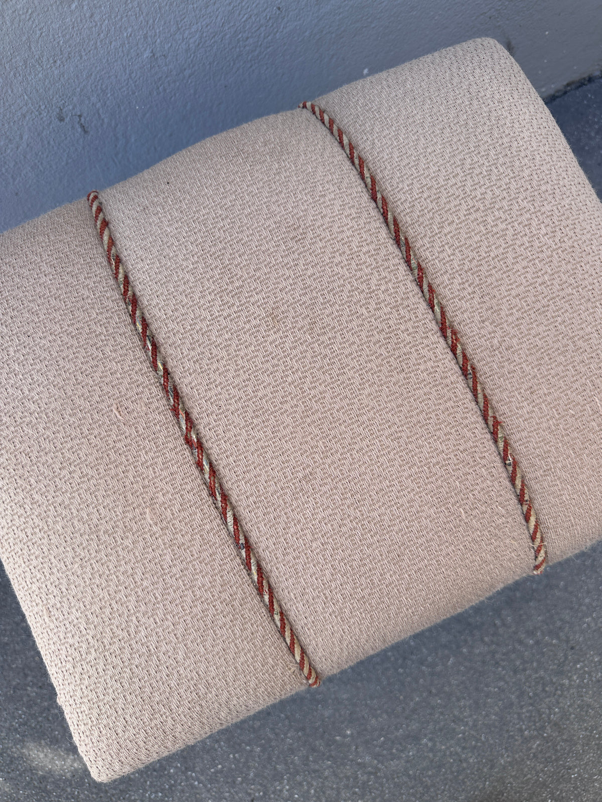 Mid-Century Hocker mit Bouclé-Bezug in Hellbeige/Rosé