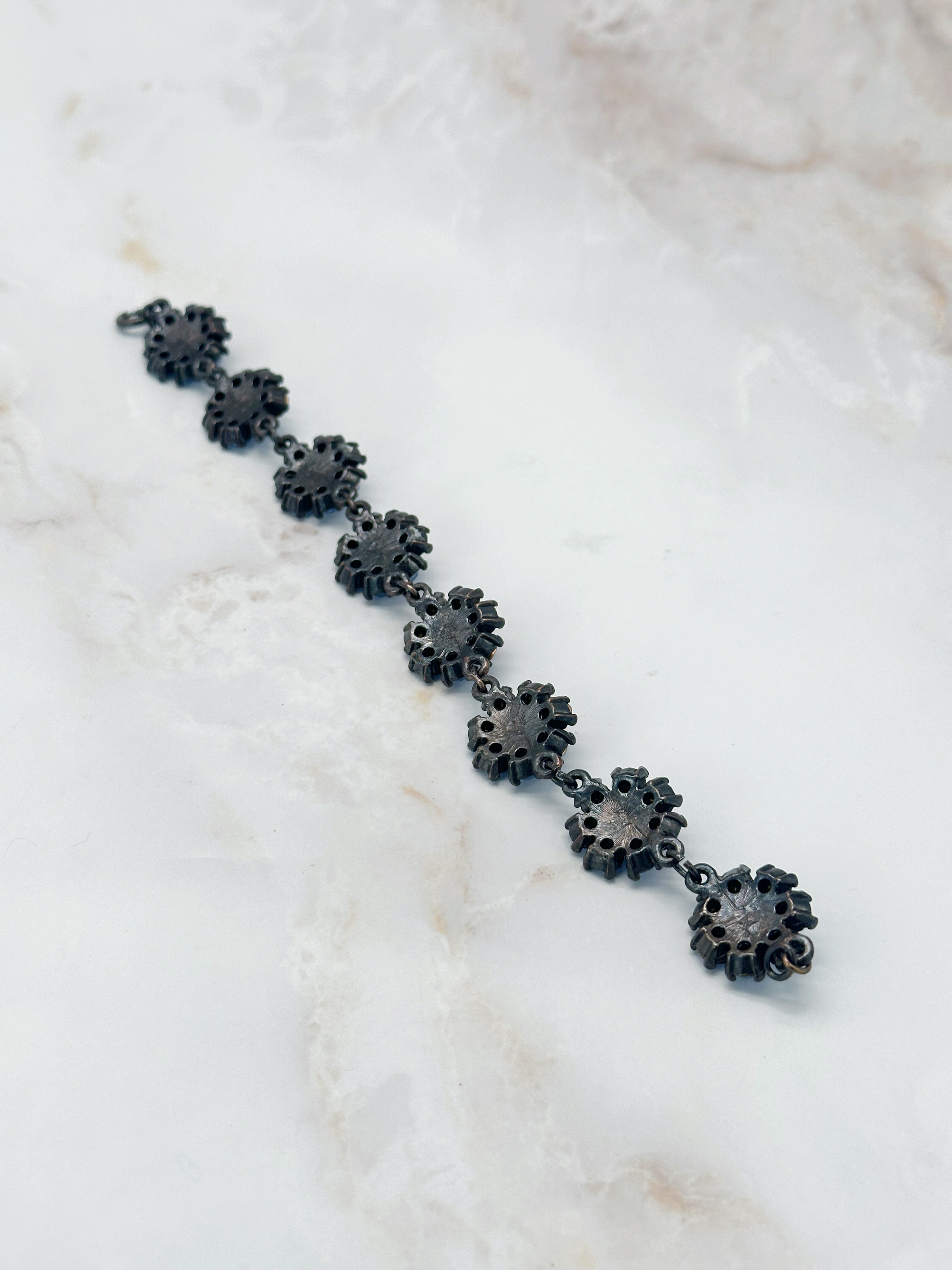 Vintage Armband Blumenmotiv geschwärztes Metall eisblaue Kristalle