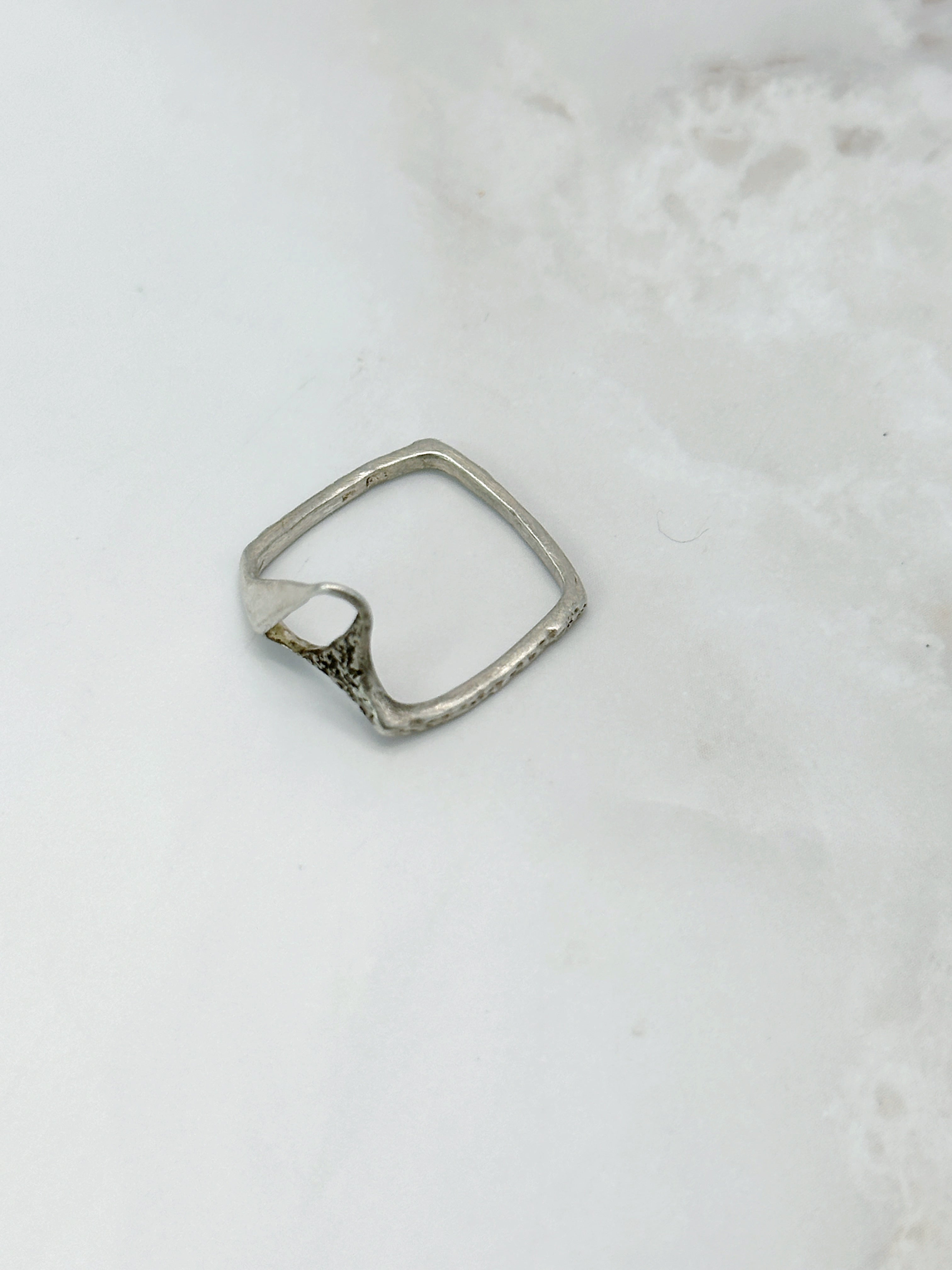 Minimalistischer Ring aus 800 Silber in eckiger Form