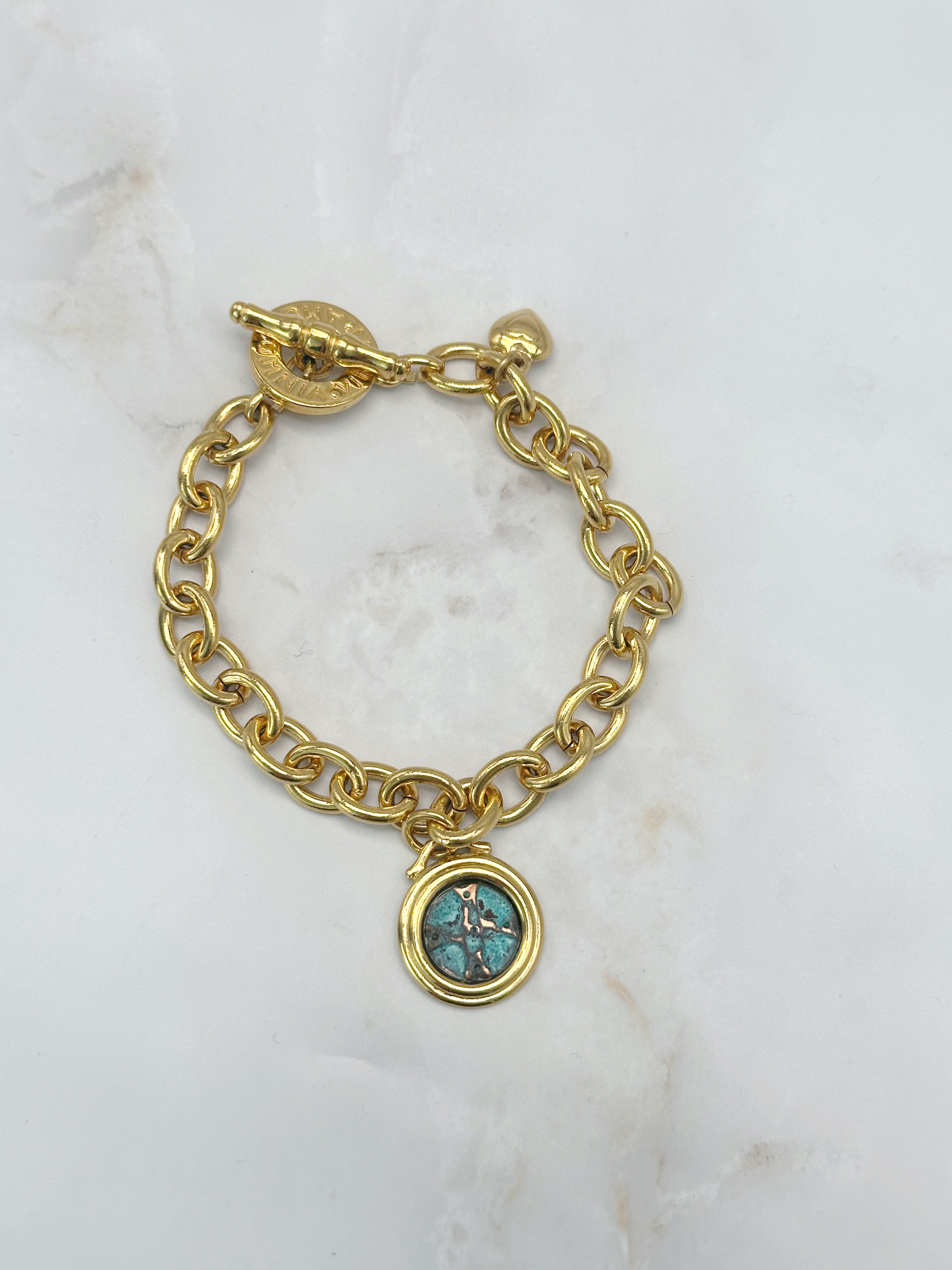 Vergoldetes Vintage Armband mit Knebelverschluss, Herz und Türkis-Anhänger