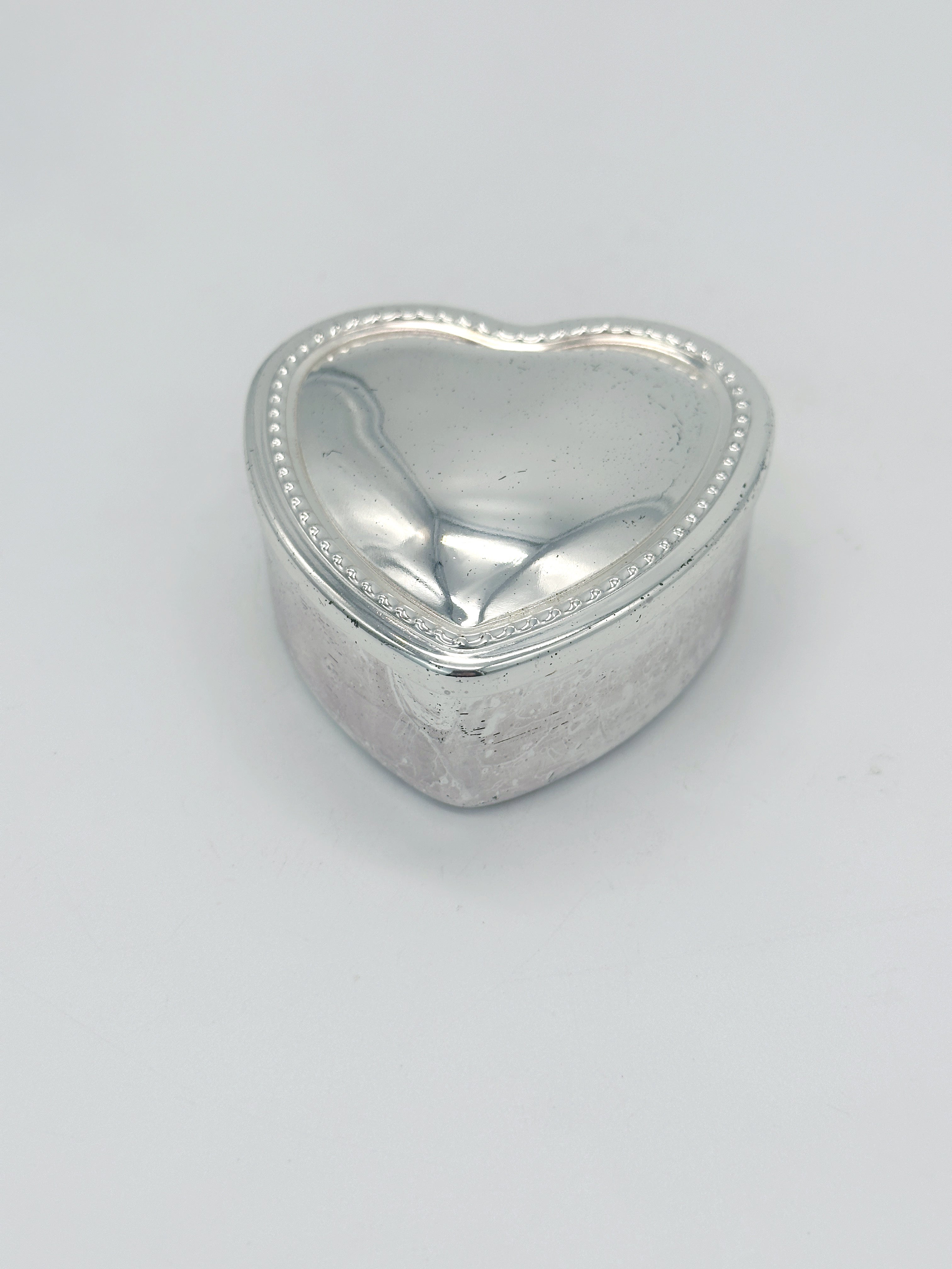 Versilberte Deckeldose in Herzform mit Samtfutter